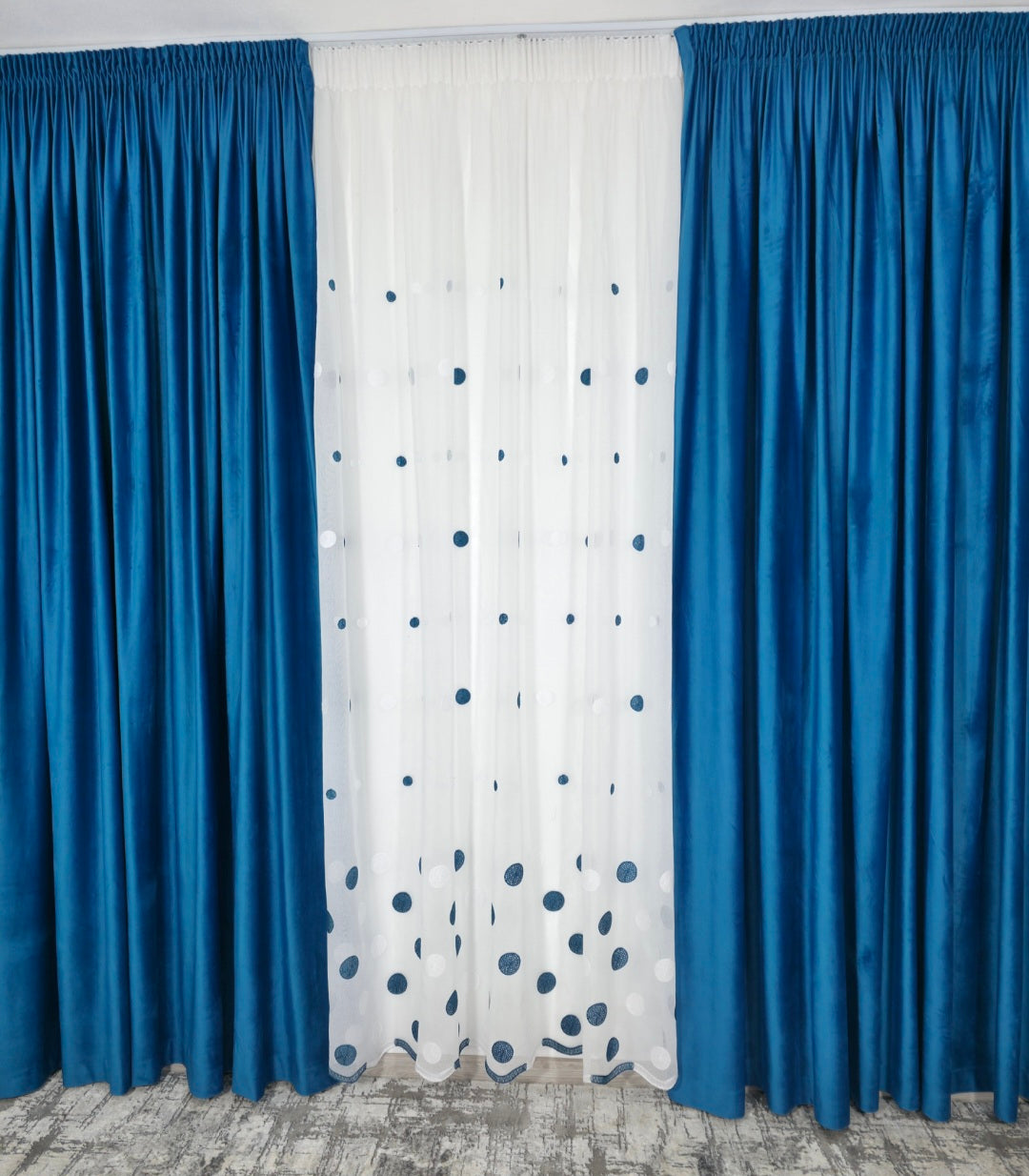 Set Liana: perdea alba din in cu buline turcoaz cu draperie catifea turcoaz