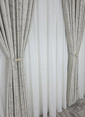 Colectia Royal: Perdea Alba Din Matase Cu Insertii Aurii Varianta 2 Si Draperie Catifea Crem Cu Insertii