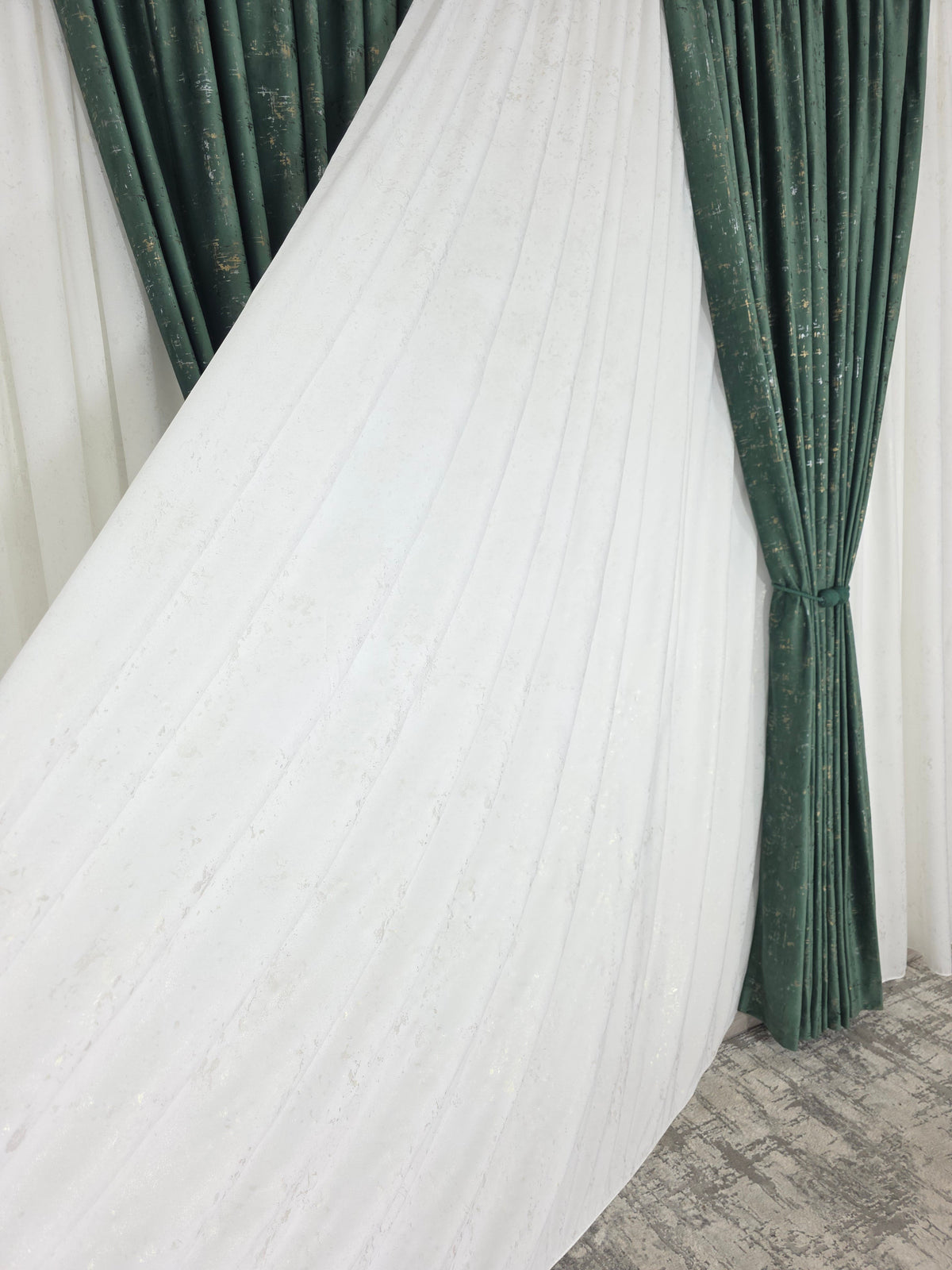 SuperPret*Colectia Royal Verde Smarald:Set pentru Livinguri Elegante cu Canapele Crem, Gri sau Decoruri cu Accente Aurii - Perdea Matase Alba cu Insertii Aurii si Draperie Catifea Verde Smarald Pandantiv - Confectionat pe Comanda