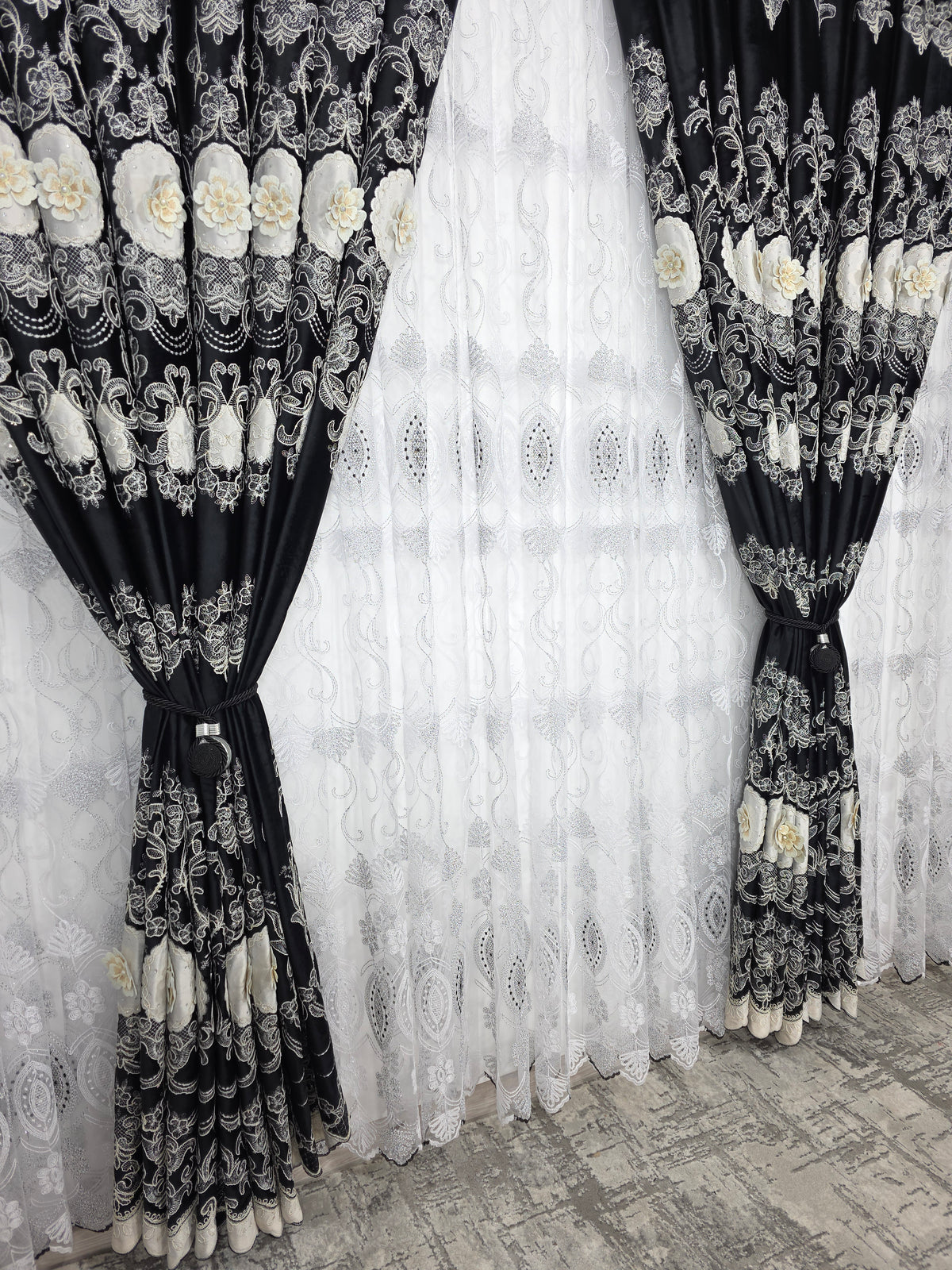 Set Ramona: Perdea Tul Cu Broderie Alb Cu Negru Si Draperie Catifea 3D Cu Broderie Neagra