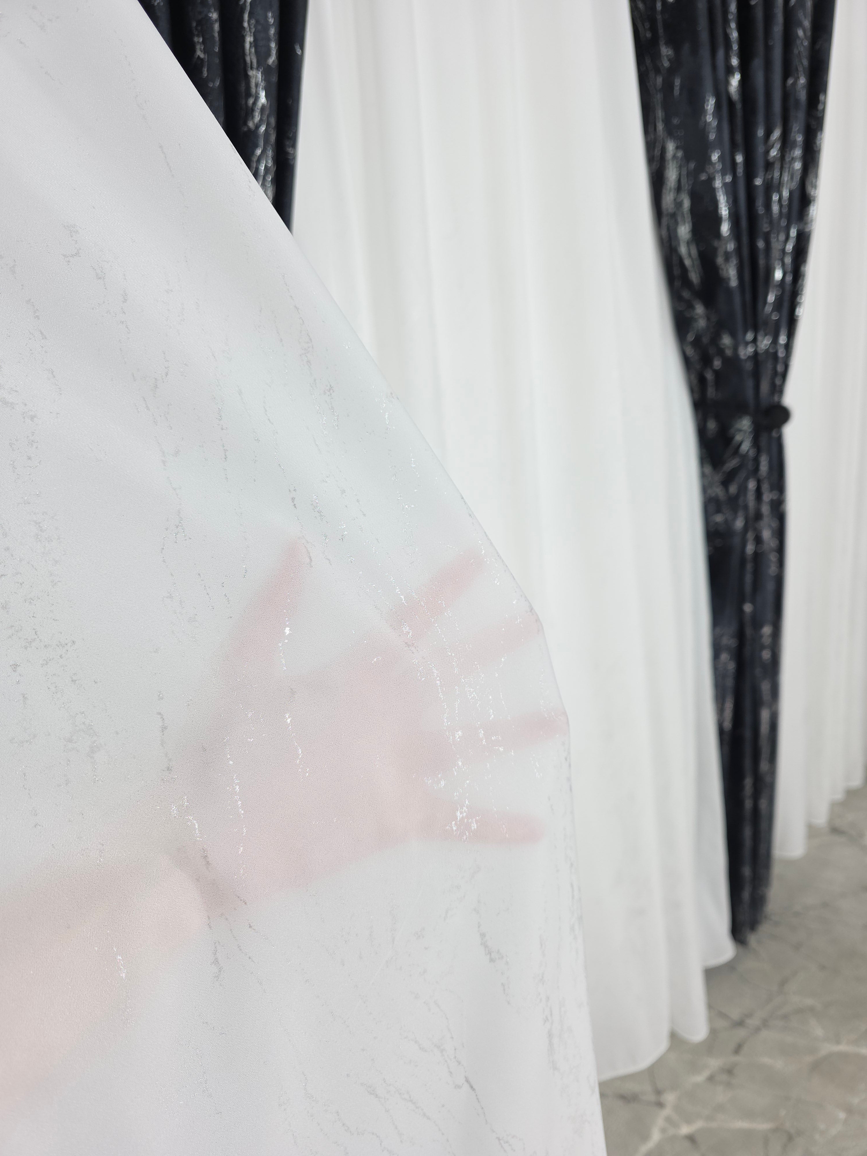 Colectia Venetia: perdea din matase cu insertii argintii varianta 3 si draperie din catifea cu insertii argintii - Negru
