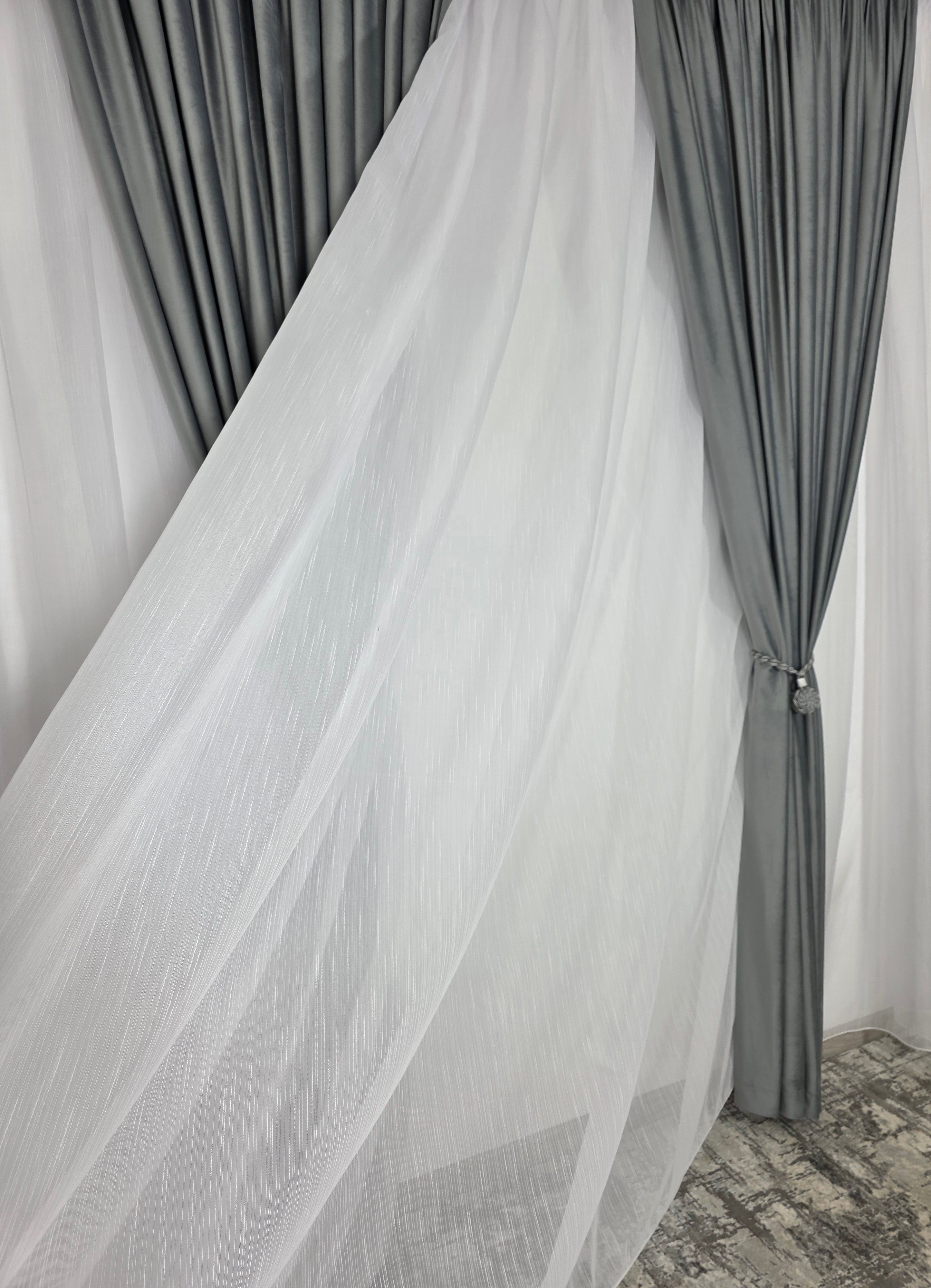 Set Lara: perdea alba sable si draperie catifea gri deschis