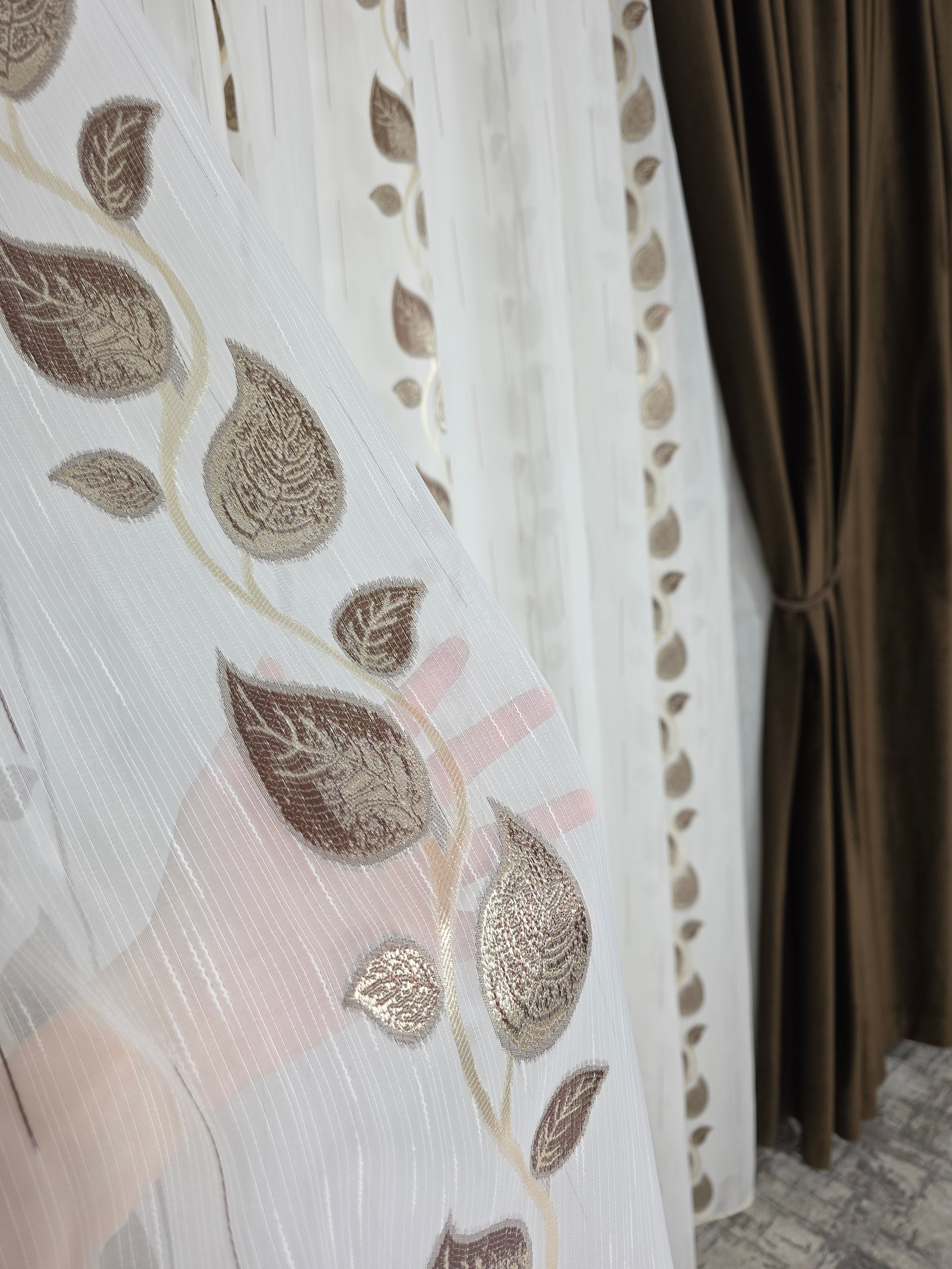Set Calin: Perdea Sable Crem Cu Frunze Maro Si Draperie Blackout Catifea Maro