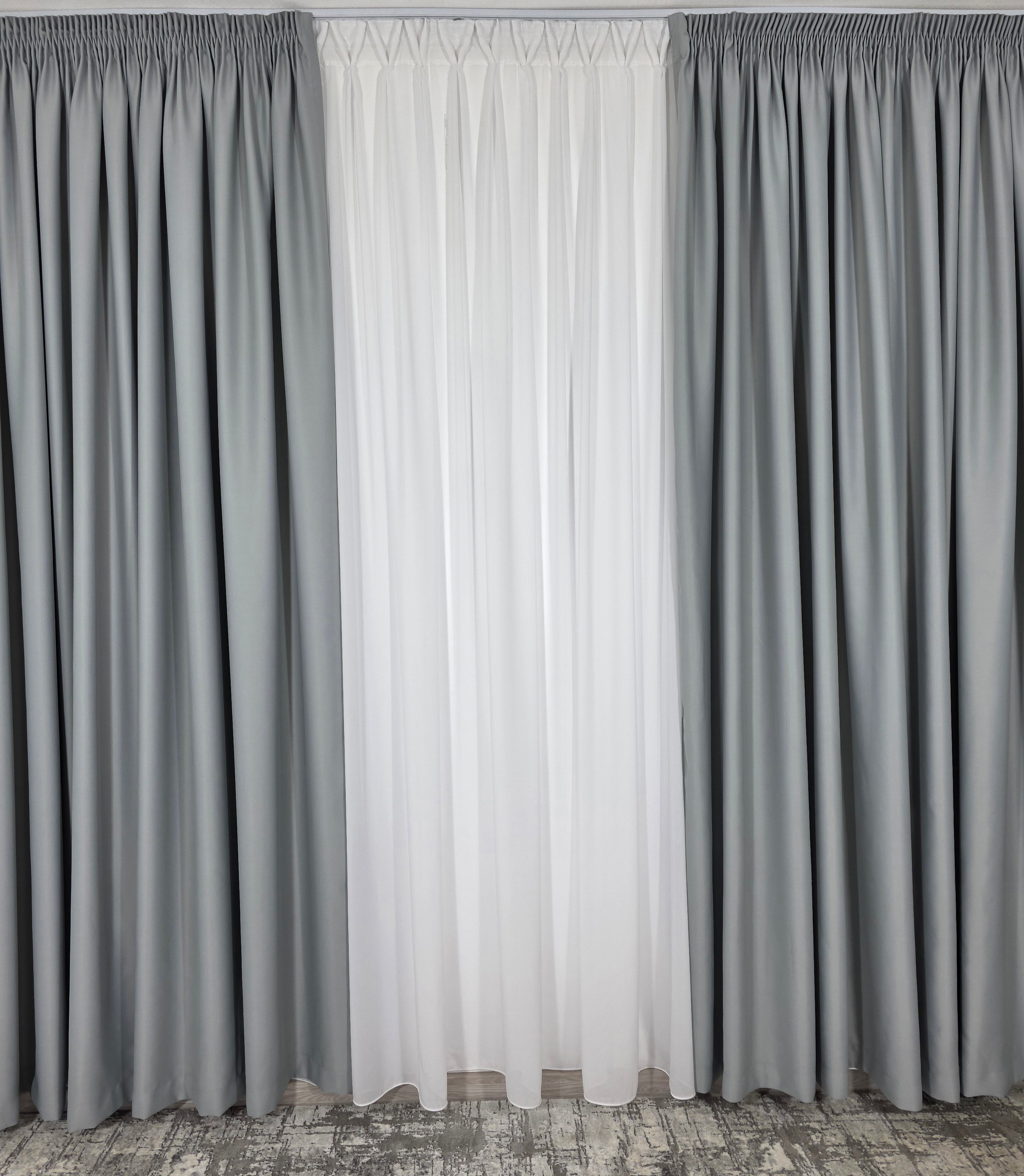Colectia Blackout: Perdea Matase Alba Si Draperie Gri Cenusiu Blackout 80%