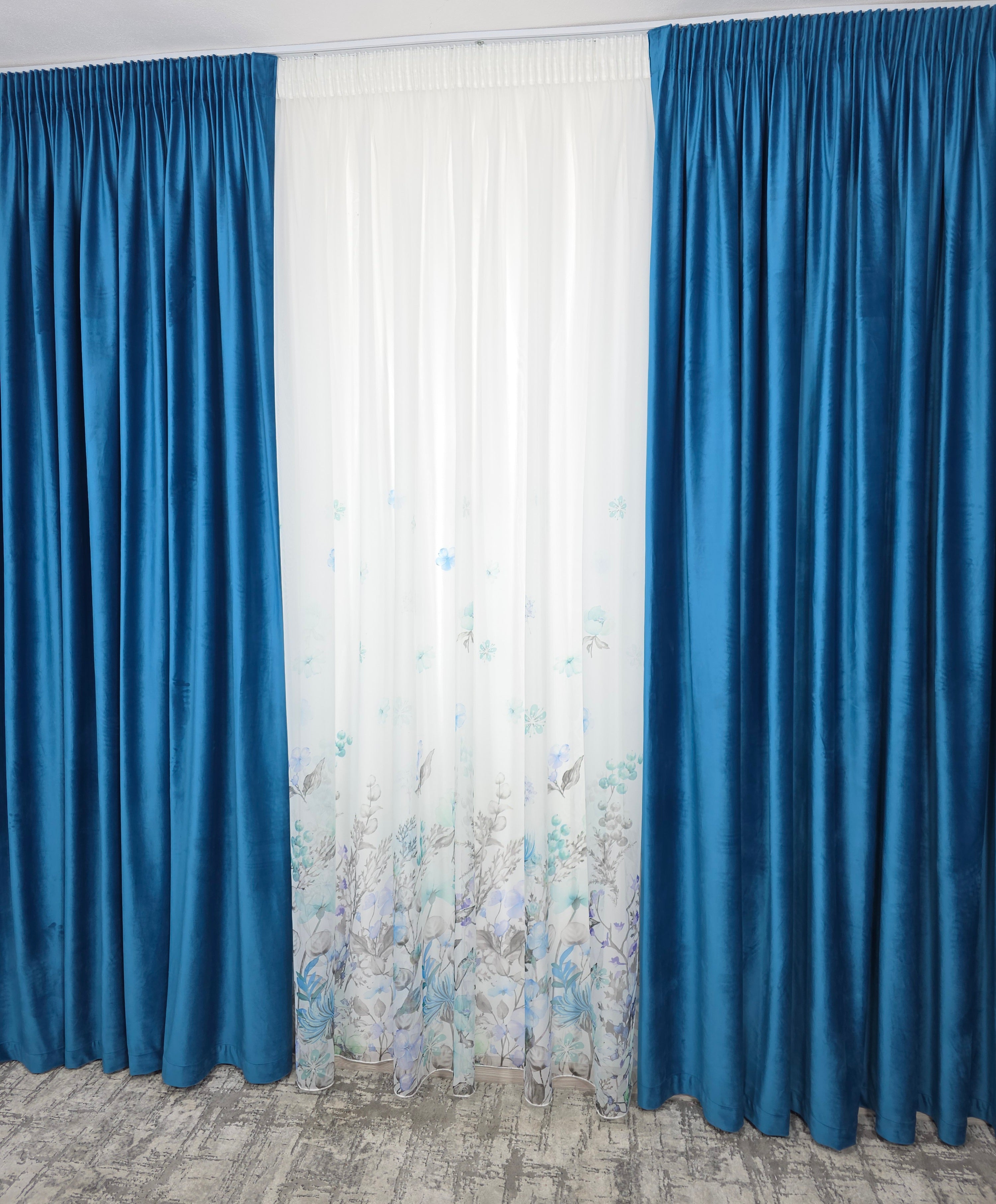 Set Laguna de Safir: Perdea Din Voal Cu Model Floral Si Draperie Catifea Turcoaz Azur