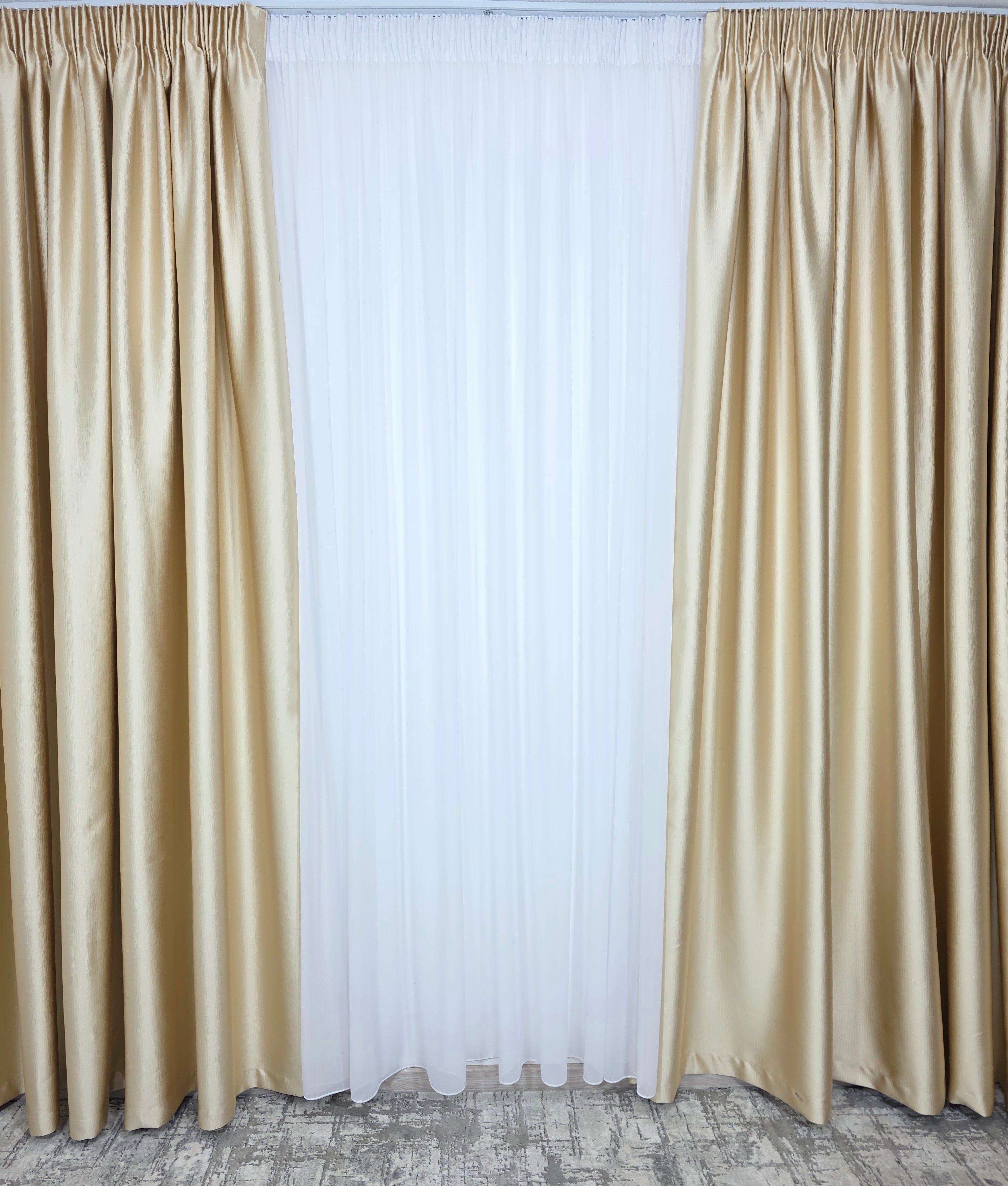 Colecția Noapte-Zi: Perdea voal alb premium si Draperie Paris blackout 100% opacă pe culoarea crem-auriu