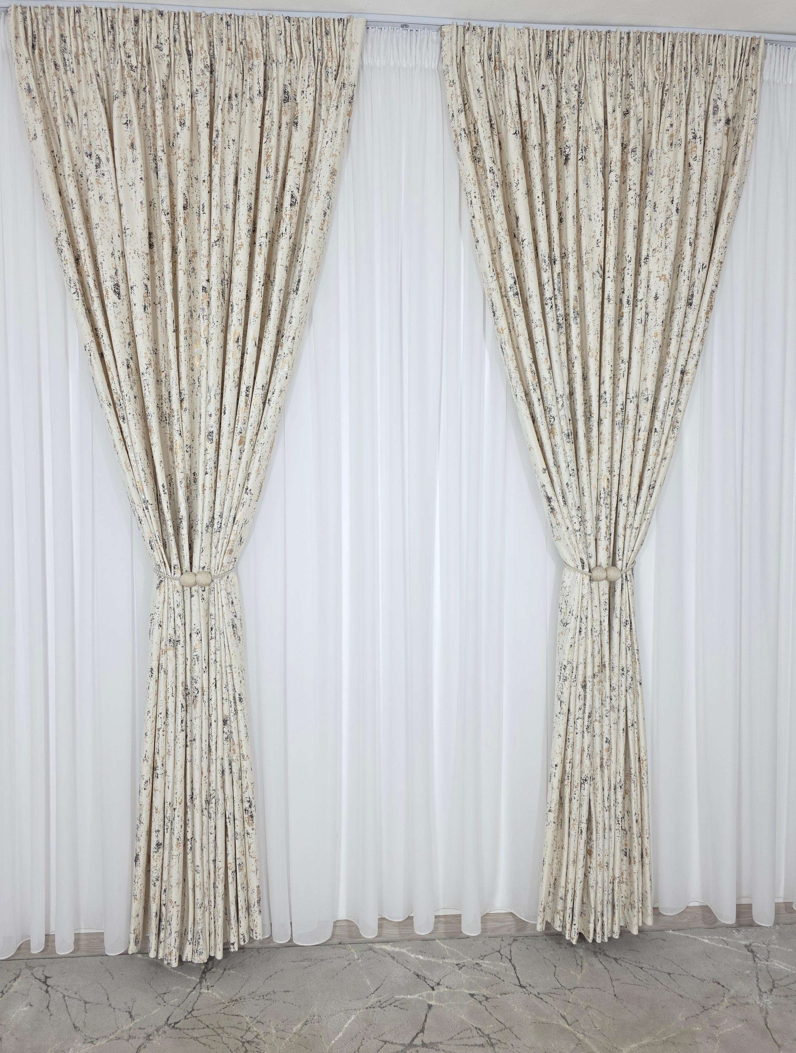 Colectia Elegance: Perdea Voal Premium Si Draperie Catifea Bej Cu Insertii model Golden