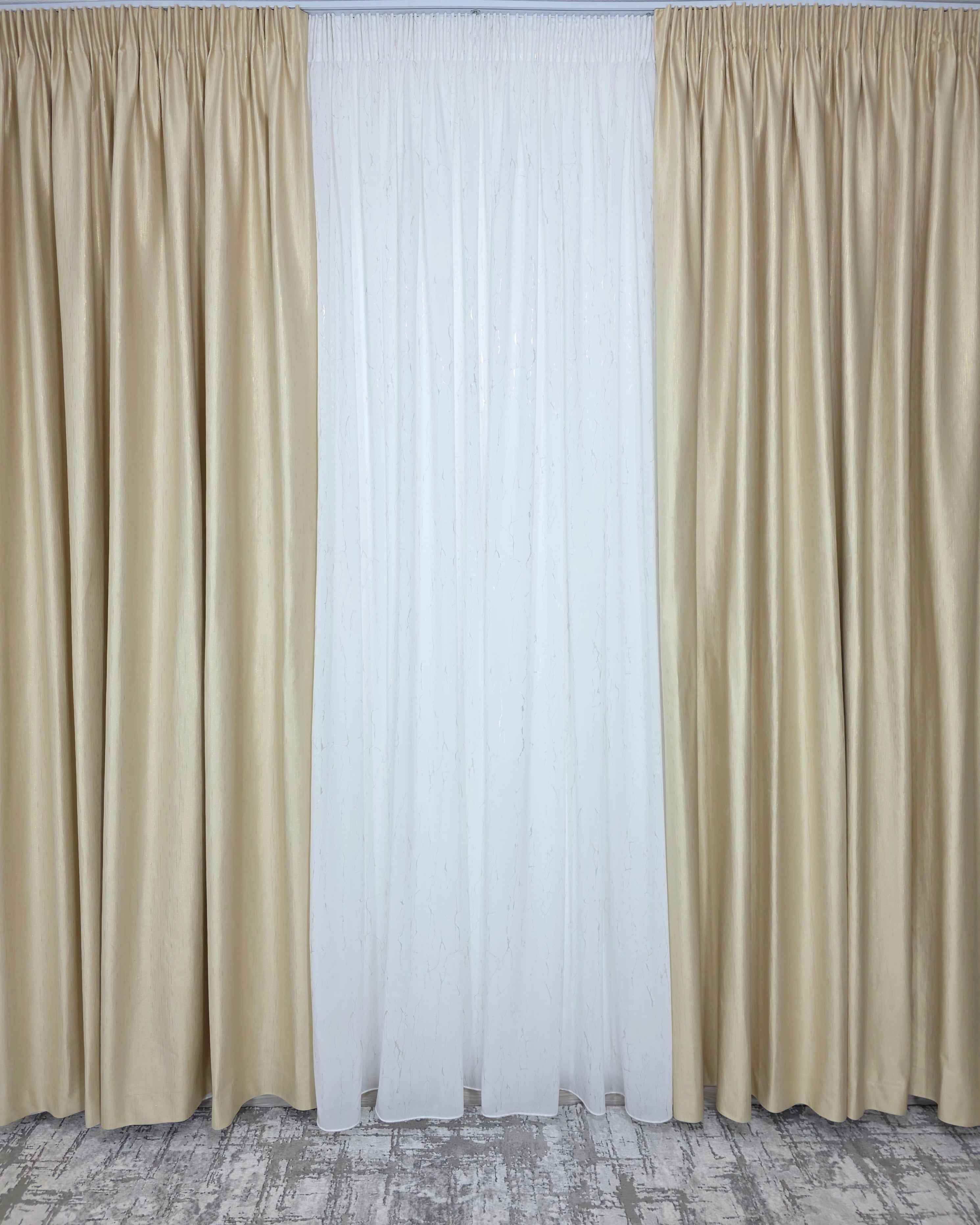 Colectia Valencia: Perdea Alba Din Matase Cu Insertii Aurii Varianta 1 Si Draperie Rolex Catifea Crem Auriu Cu Sclipici Auriu