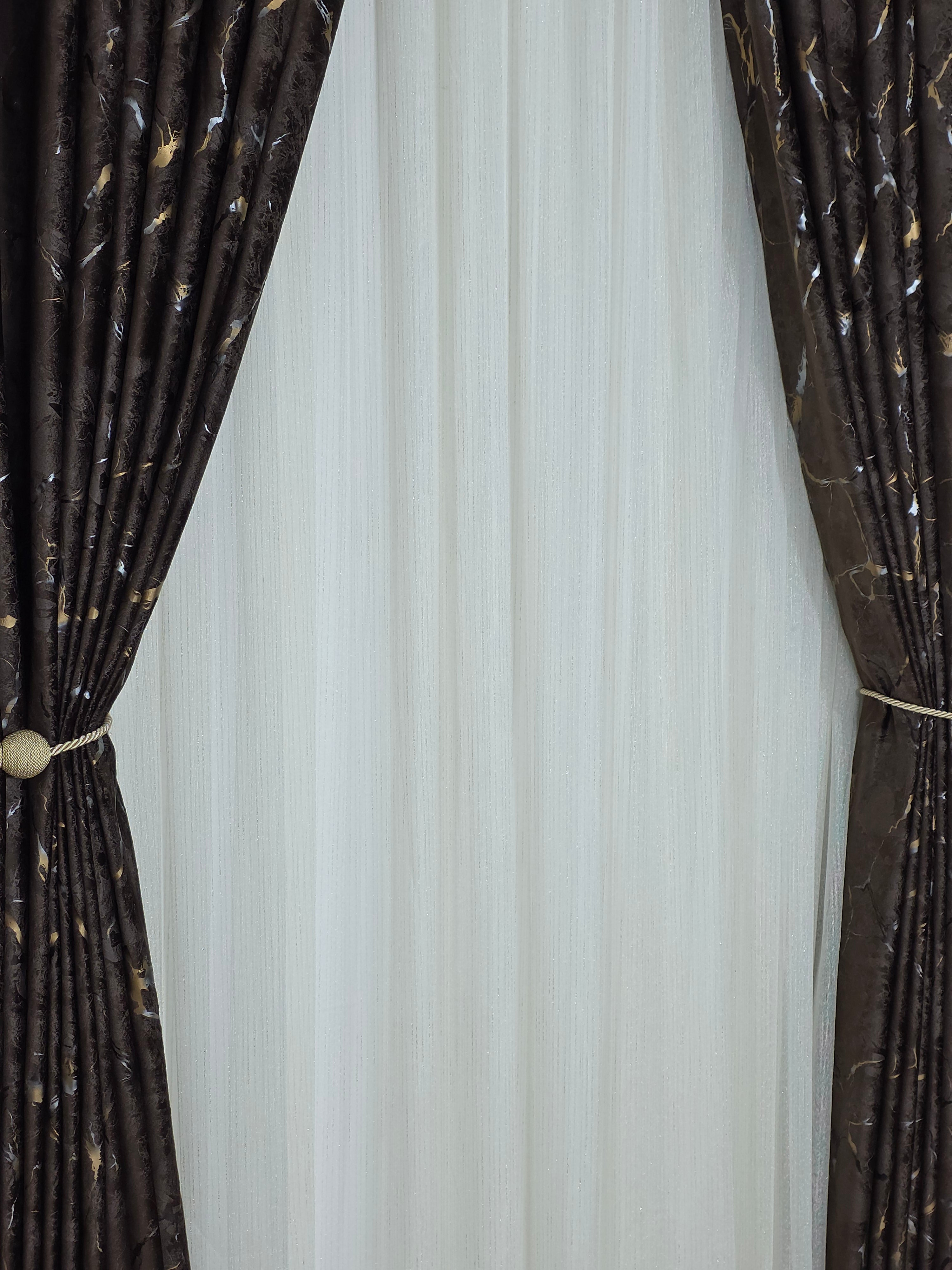 Colectia Majestic: Perdea Crem Din Borangic Cu Sidef Auriu Si Draperie Catifea Maro Cu Insertii