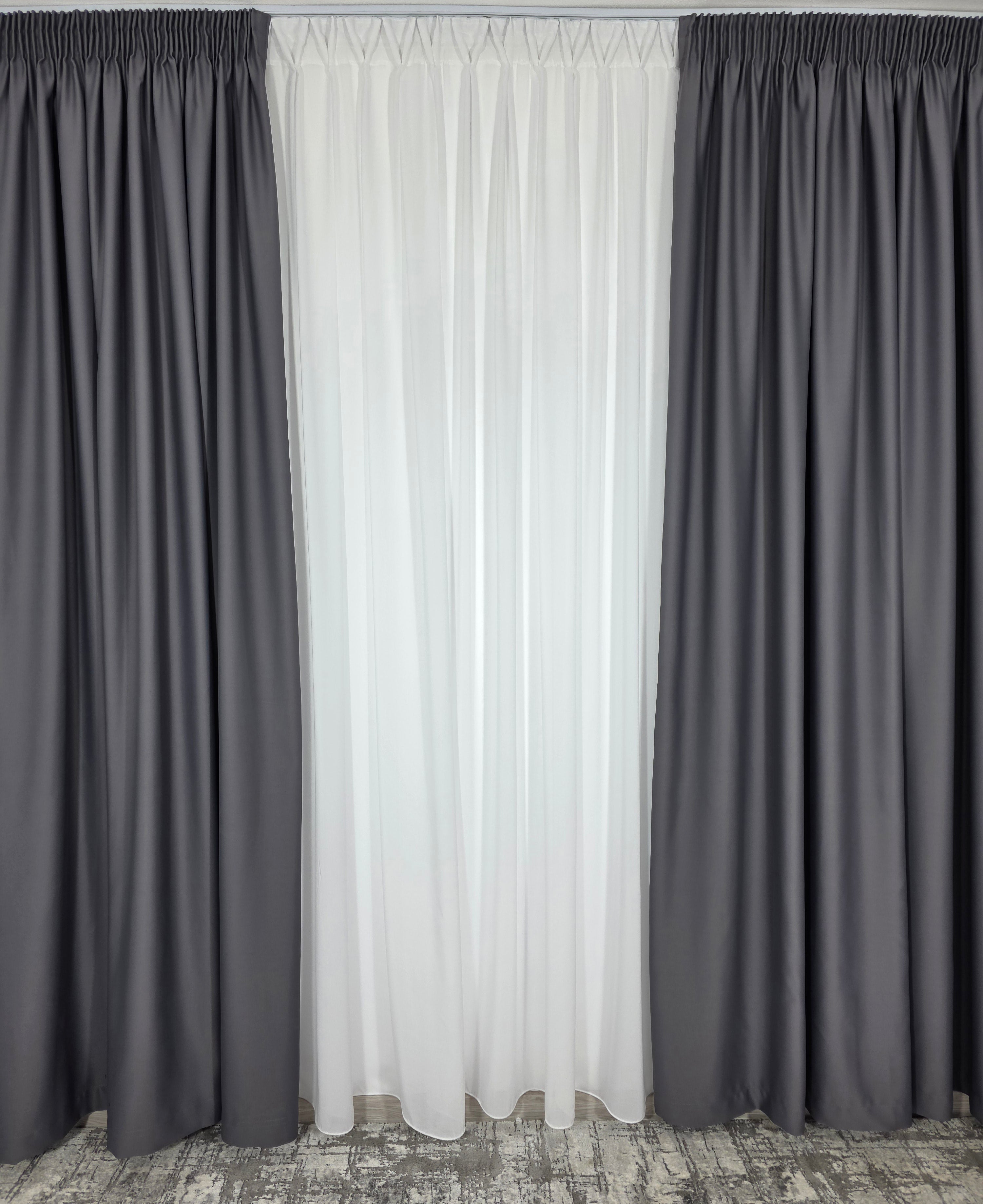 Colectia Blackout: Perdea Matase Alba Si Draperie Gri Inchis Blackout 98%