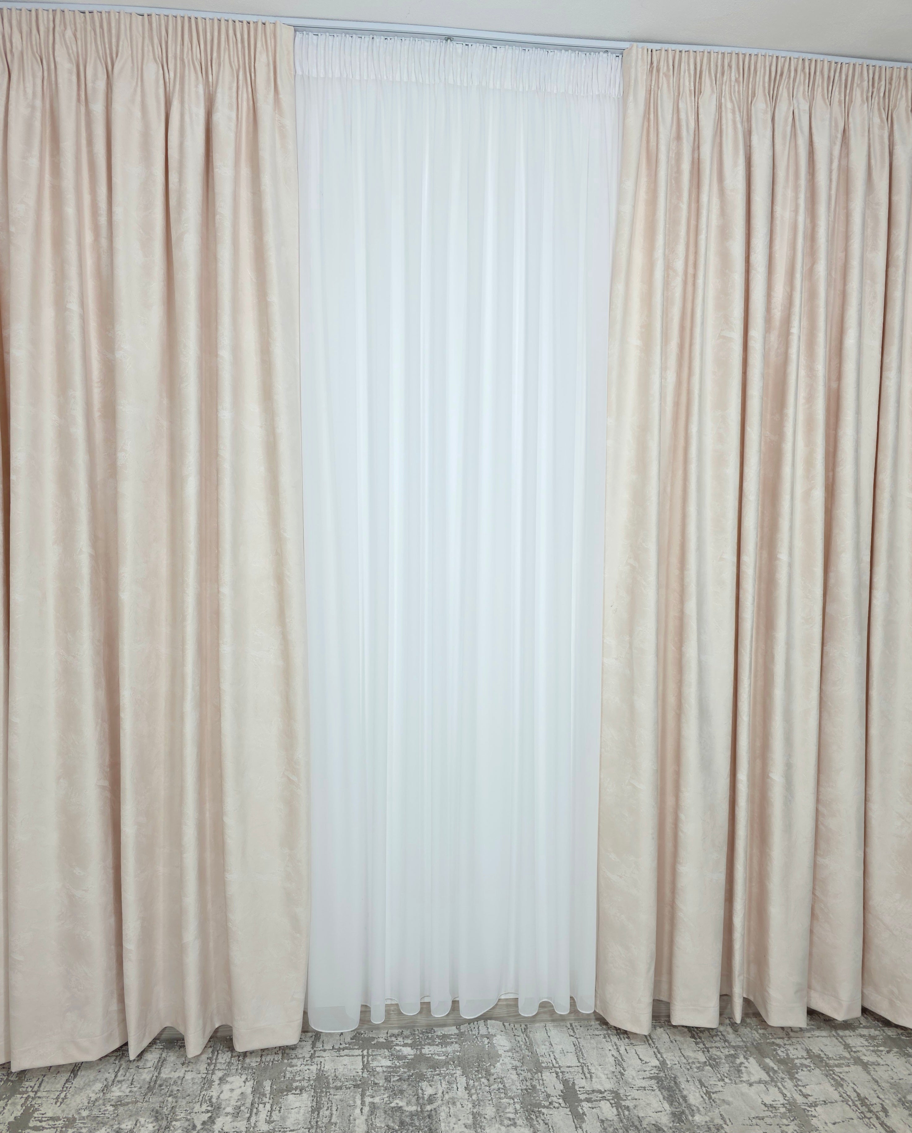 Colectia Santorini: Perdea alba cu sclipici și Draperie Catifea piersicuta tip vopsea pensulata cu insertii aurii