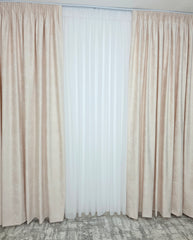 Colectia Santorini: Perdea alba cu sclipici și Draperie Catifea piersicuta tip vopsea pensulata cu insertii aurii