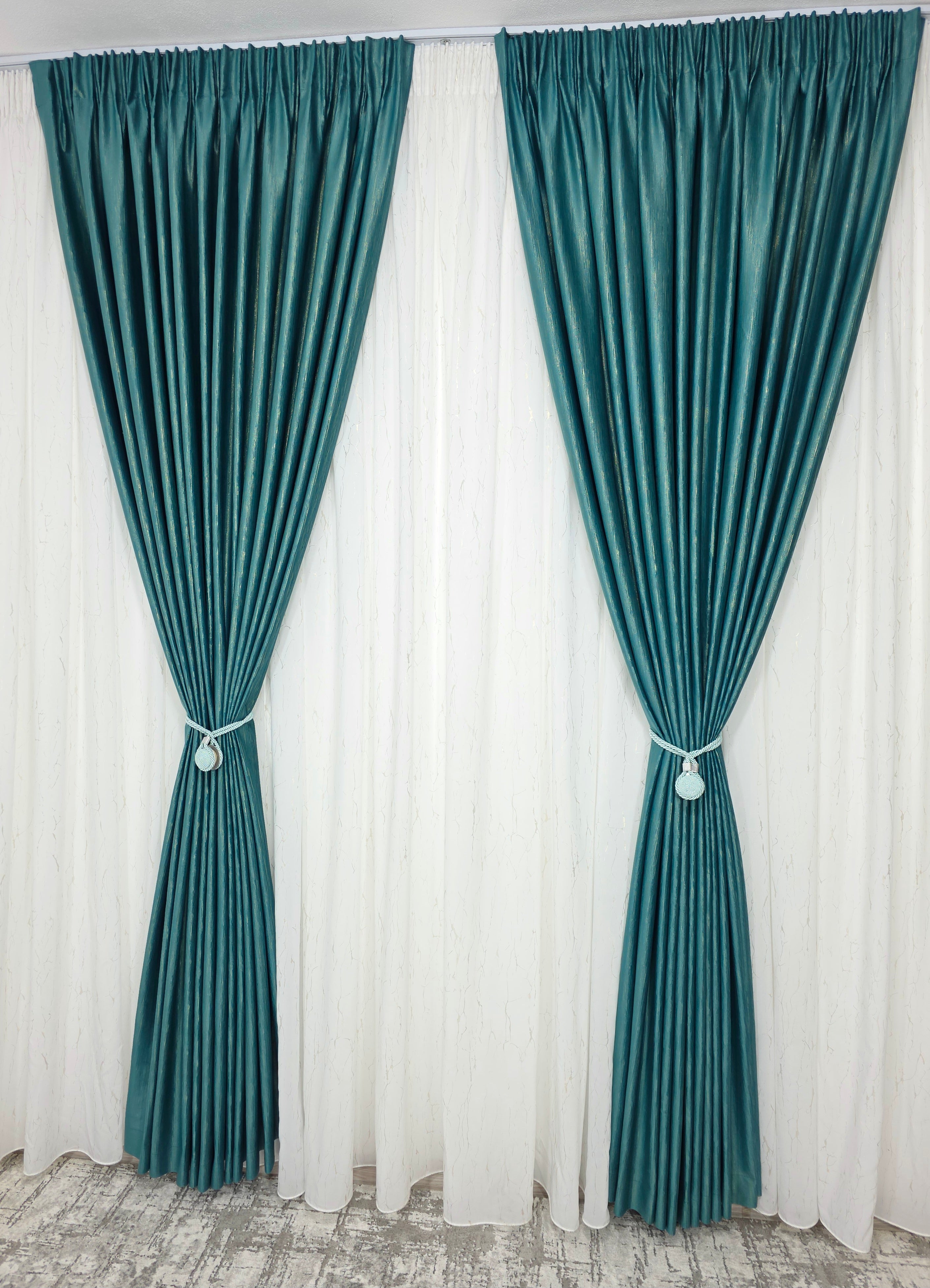 Colectia Valencia: Perdea Alba Din Matase Cu Insertii Aurii Varianta 1 Si Draperie Rolex Catifea Verde Turcoaz Cu Sclipici Auriu