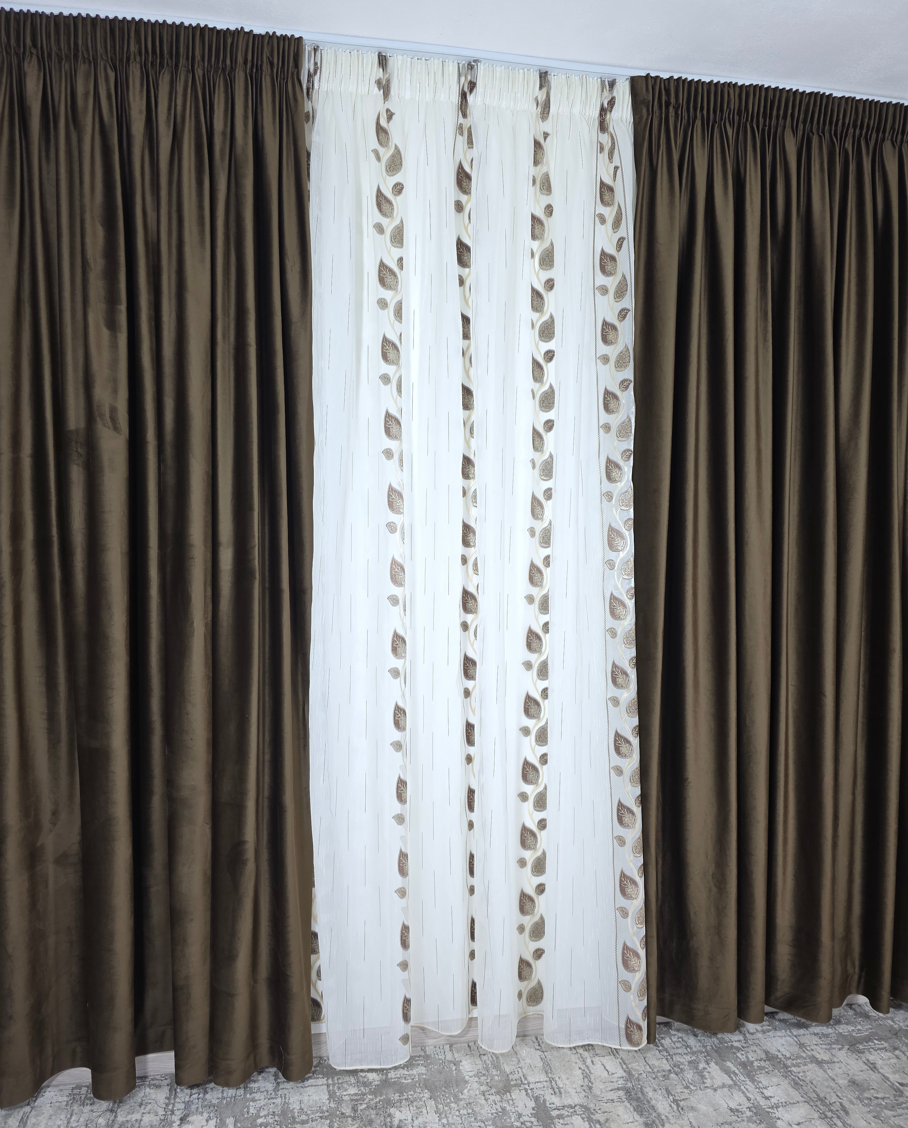 Set Calin: Perdea Sable Crem Cu Frunze Maro Si Draperie Blackout Catifea Maro