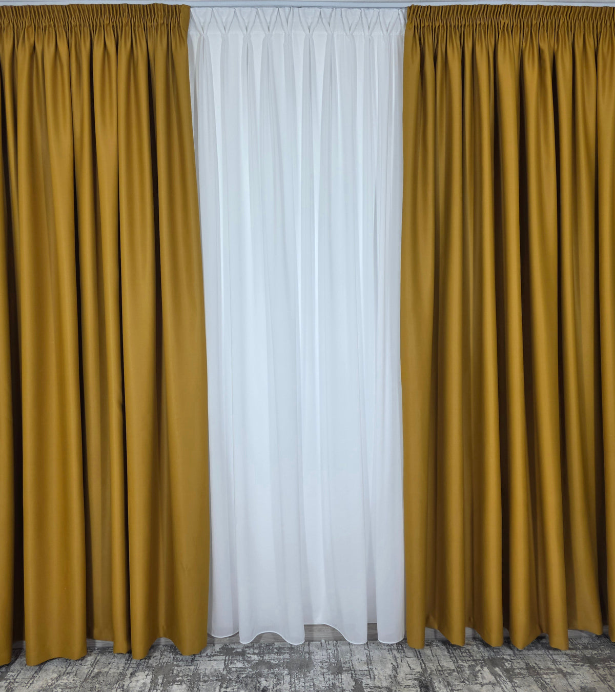 Colectia Blackout Varianta BTN224 Perdea Alba Voal Premium Jorjet si Draperie Galben Mustar Blackout 80-95% pentru Living si Dormitor in Nuante Crem, Bej si Lemn Natur