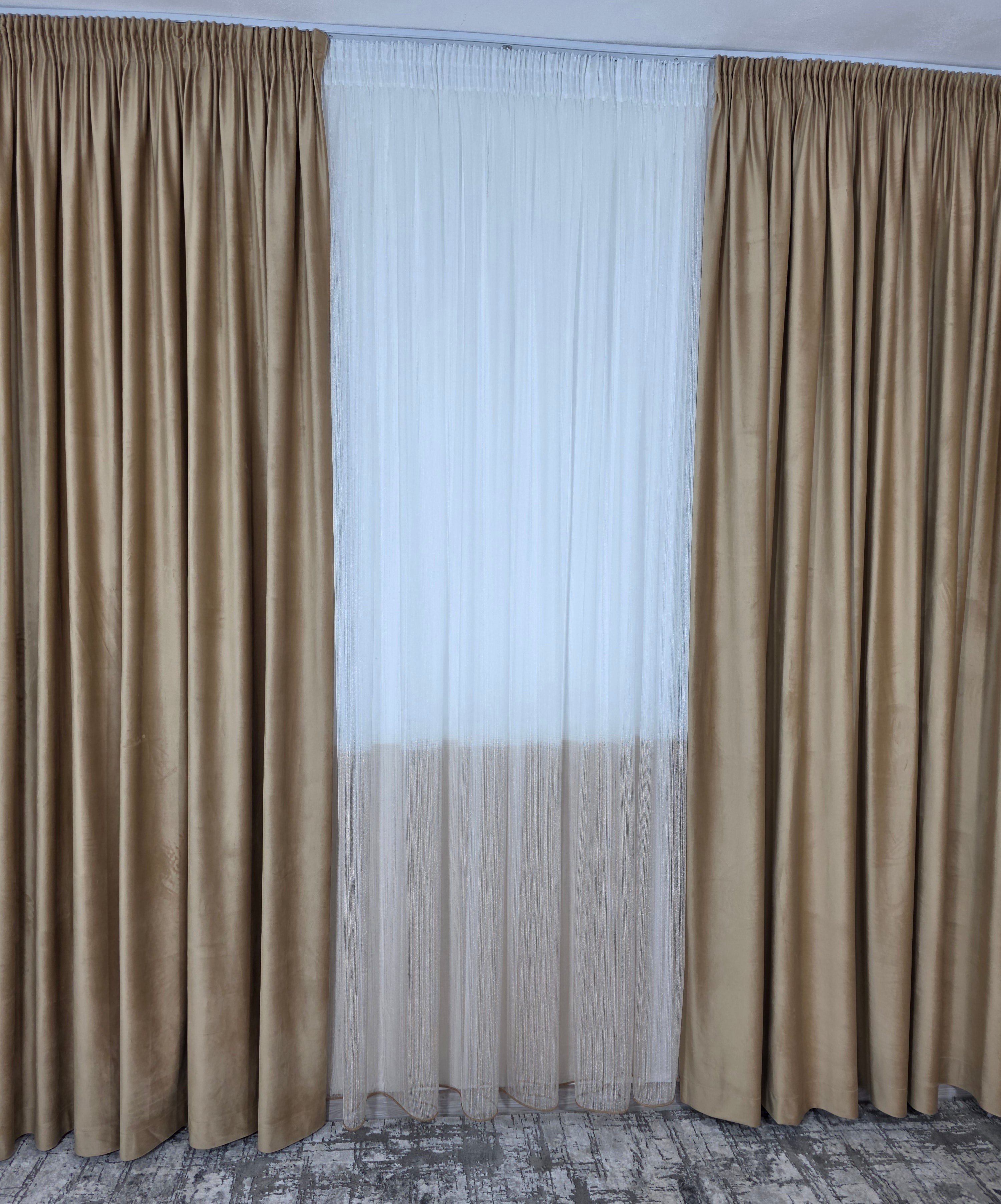 Set Marigold: perdea in doua culori alb-capucino tip borangic si draperie catifea crem-miere