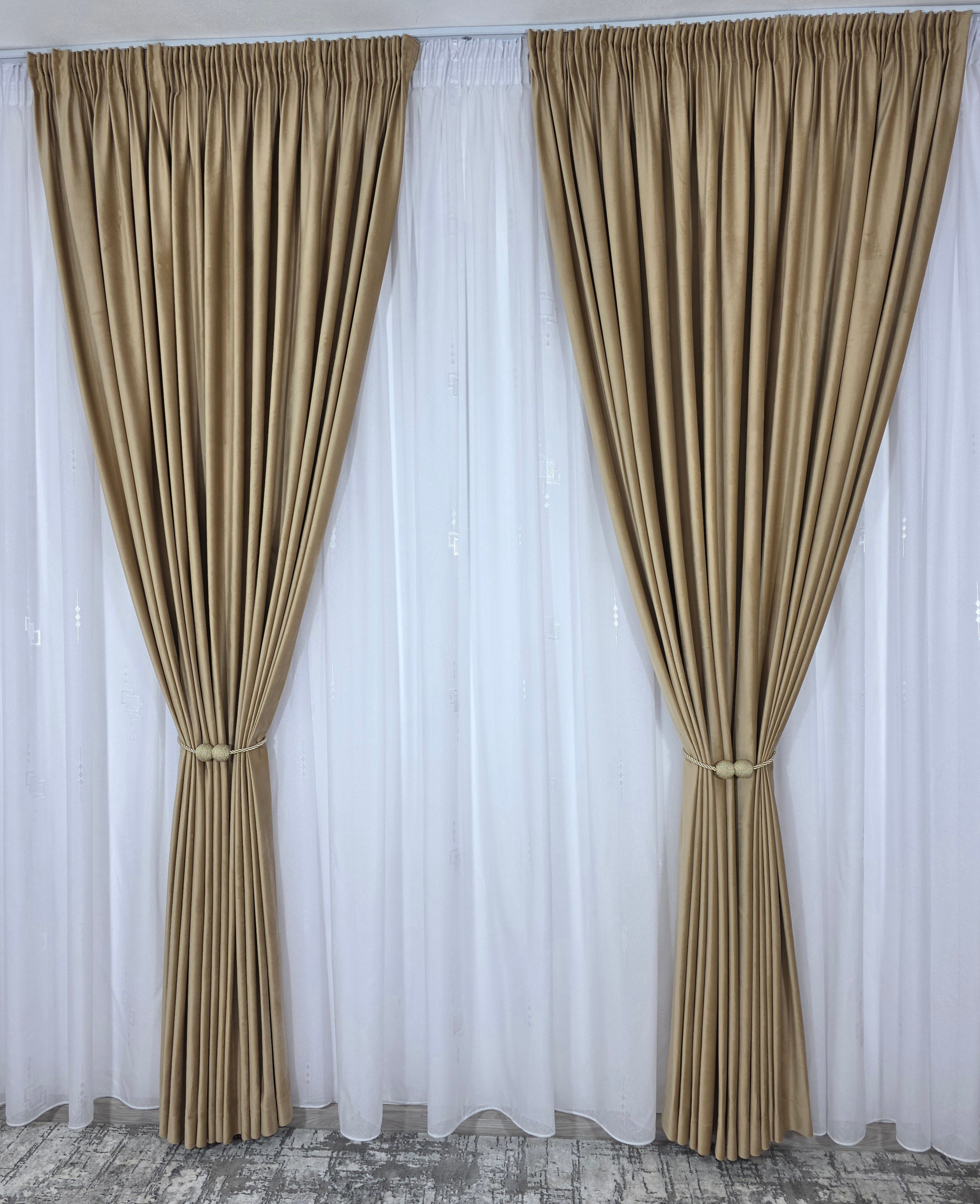 Set Alina: perdea in cristal alb cu forme geometrice si draperie catifea miere