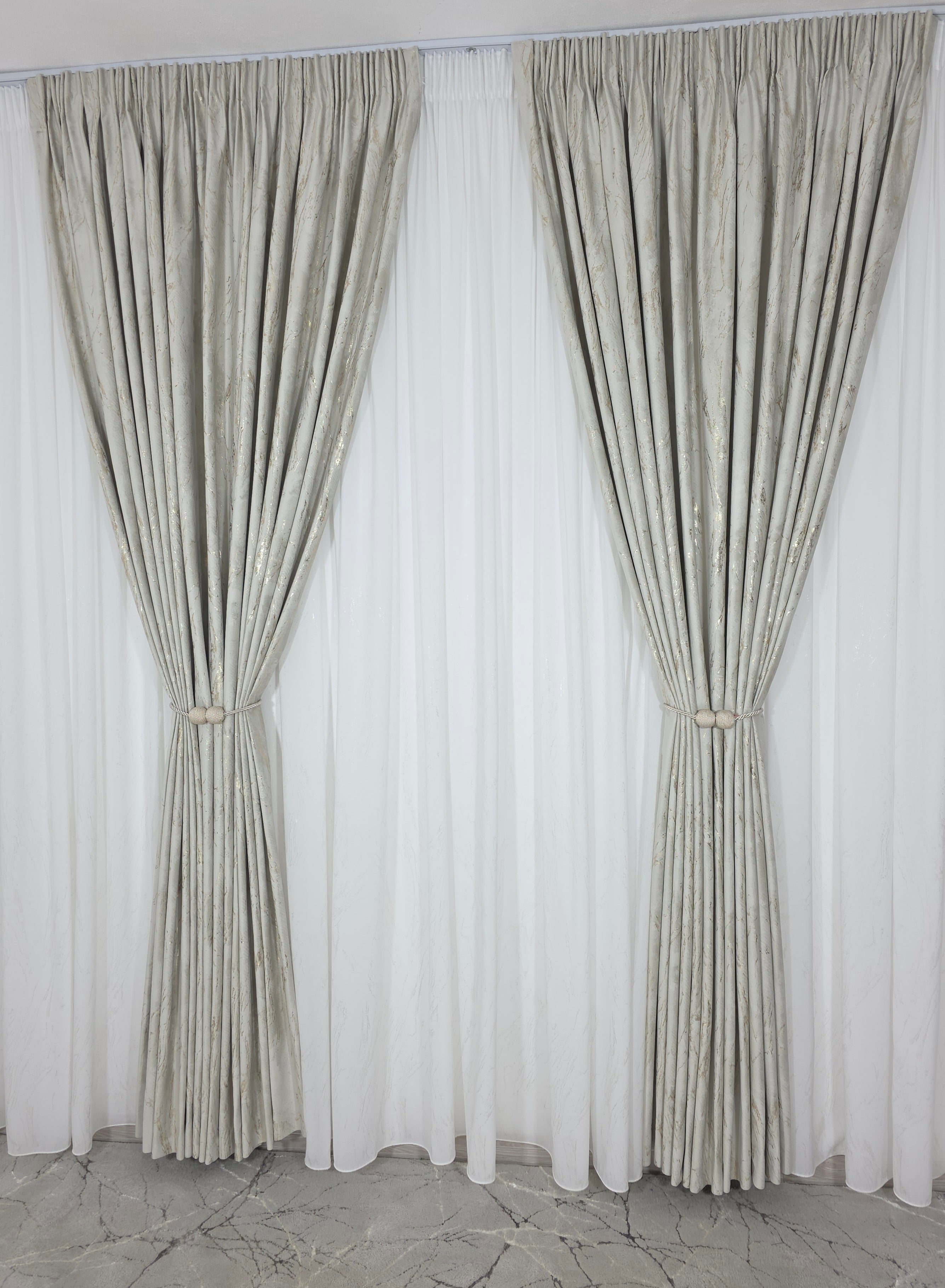 Colectia Venetia: perdea din matase cu insertii aurii varianta 3 si draperie din catifea cu insertii aurii - Ivoire