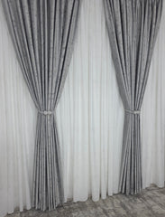 Colectia Royal: Perdea Alba Din Matase Cu Insertii Aurii Varianta 2 Si Draperie Catifea Gri Deschis Cu Insertii