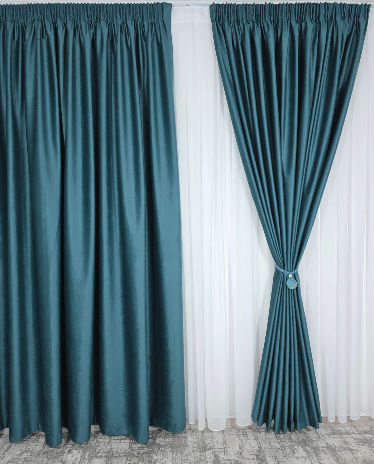 Set Premium – Perdea Matase Alb Imaculat si Draperie Verde Turcoaz Catifea – Ideal pentru Livinguri Luminoase cu Canapele Crem, Mobilier Alb sau Gri si Accente Turcoaz – Confectionat pe Comanda