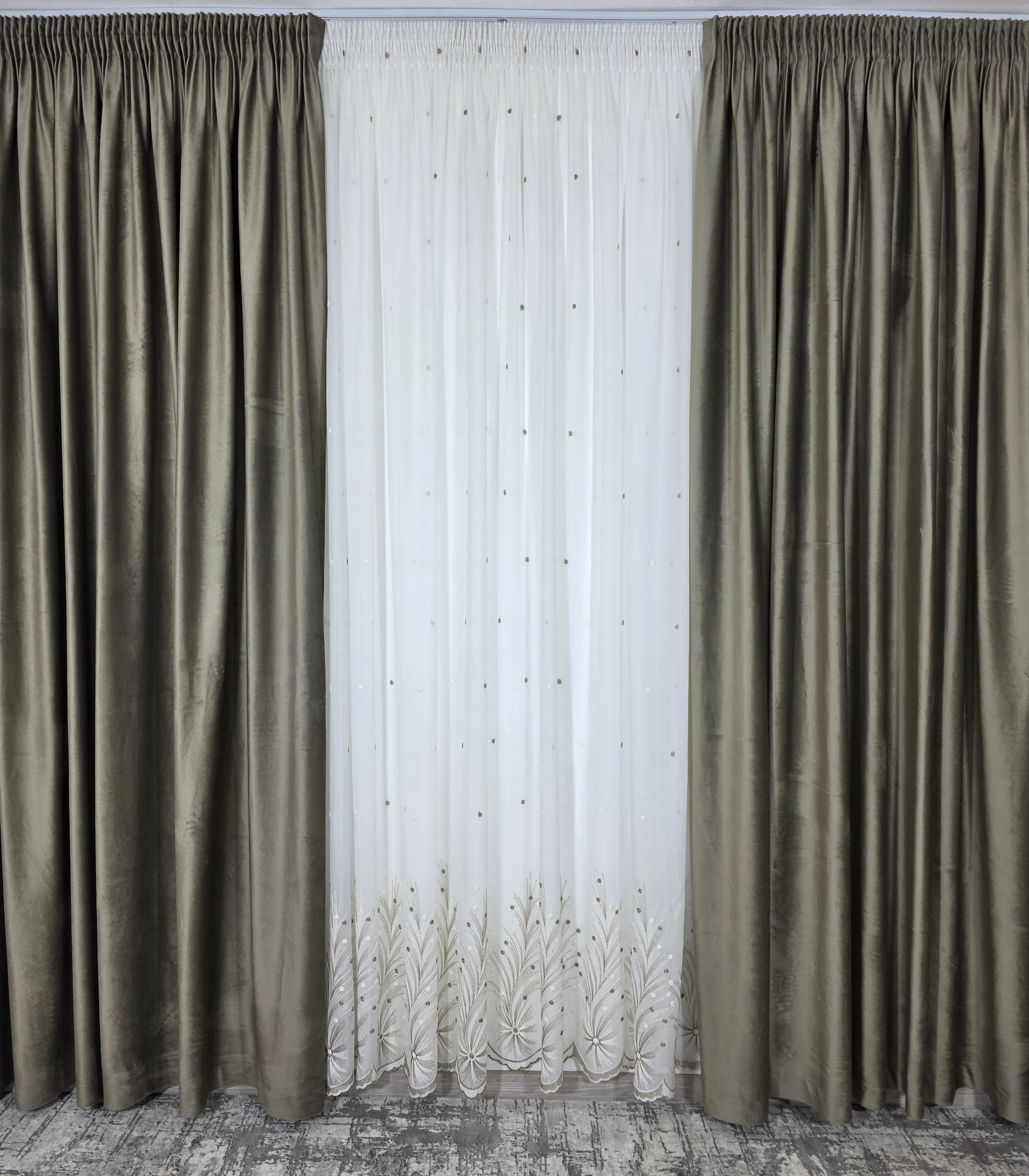 Set Gabriela: perdea ivoire in cristal cu broderie bej si draperie catifea bej inchis