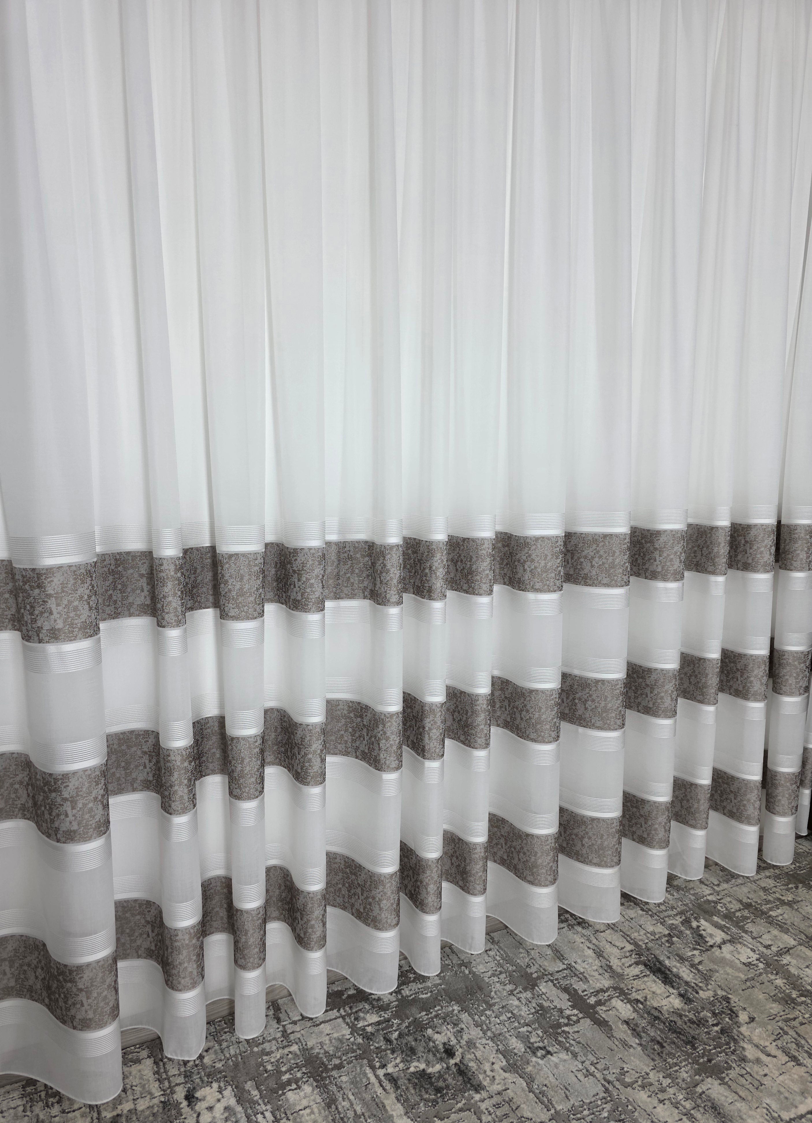 Set Rafaela: perdea din in cristal cu benzi capucino si draperie catifea maro blackout 90%