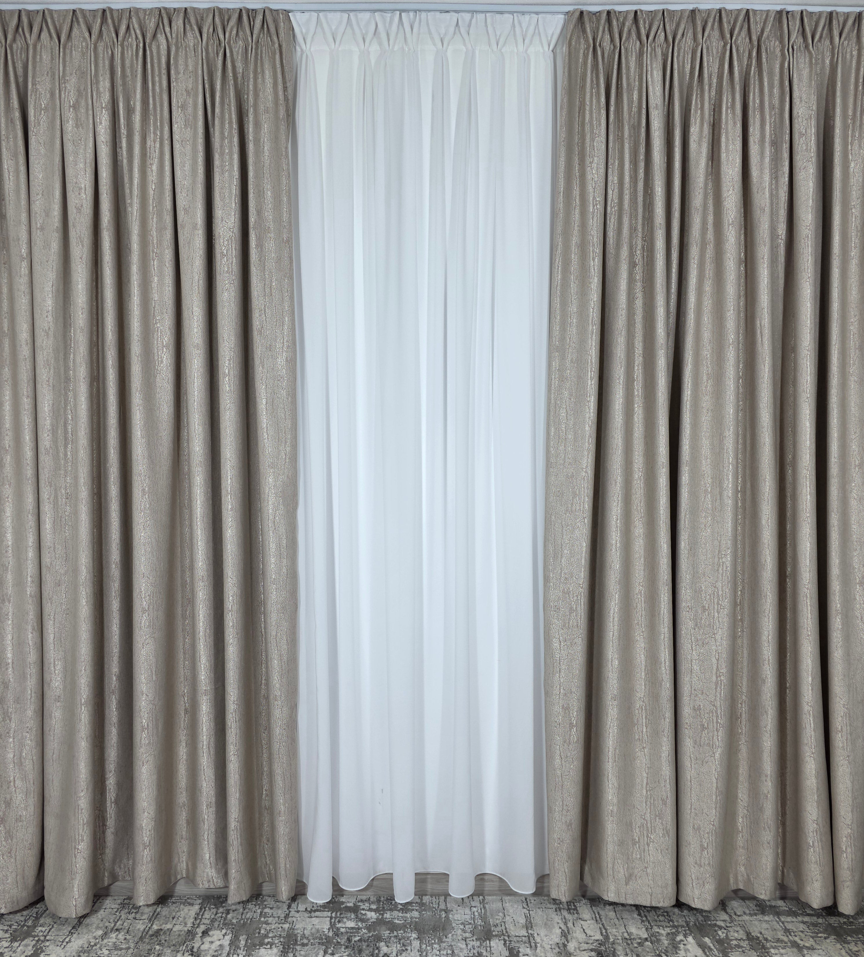 Colectia Lucy: perdea alba simpla voal si draperie bej cu model de vopsea decorativa