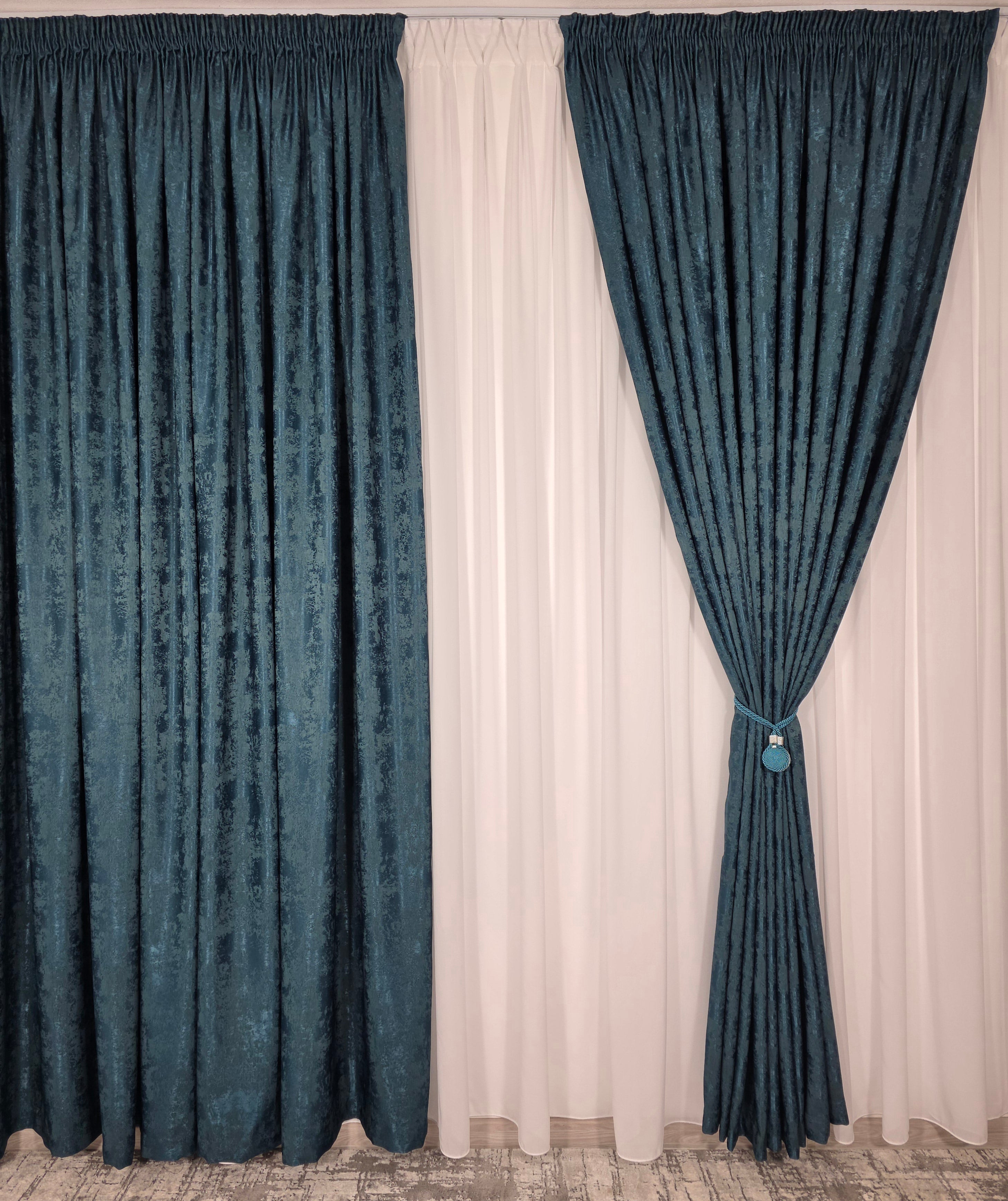Colectia Decorativa: Perdea Alba Simpla si Draperie Tip Vopsea-Turcoaz Inchis