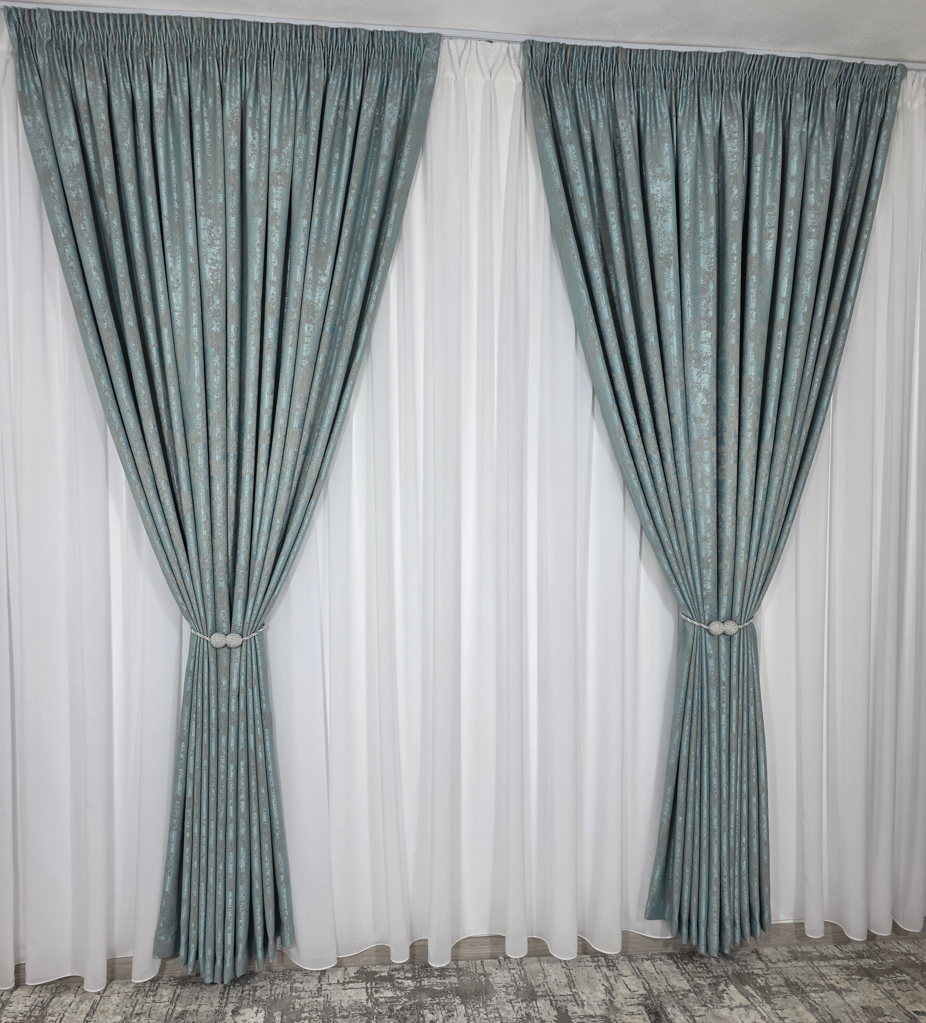 Colectia Decorativa: Perdea Alba Simpla si Draperie Tip Vopsea-Turcoaz Deschis