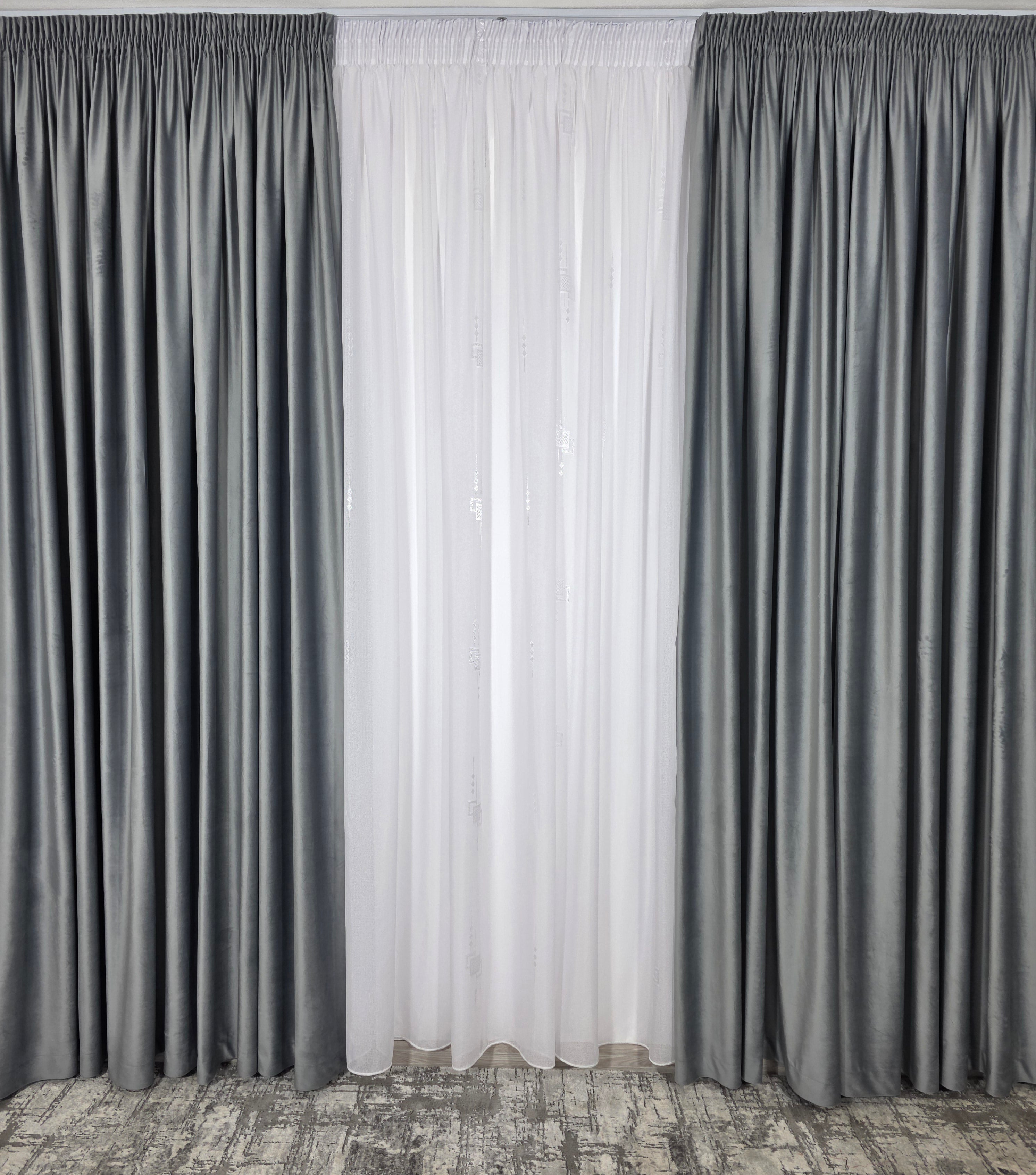 Set Mirabela: perdea alba din in cristal cu forme geometrice si draperie catifea gri deschis