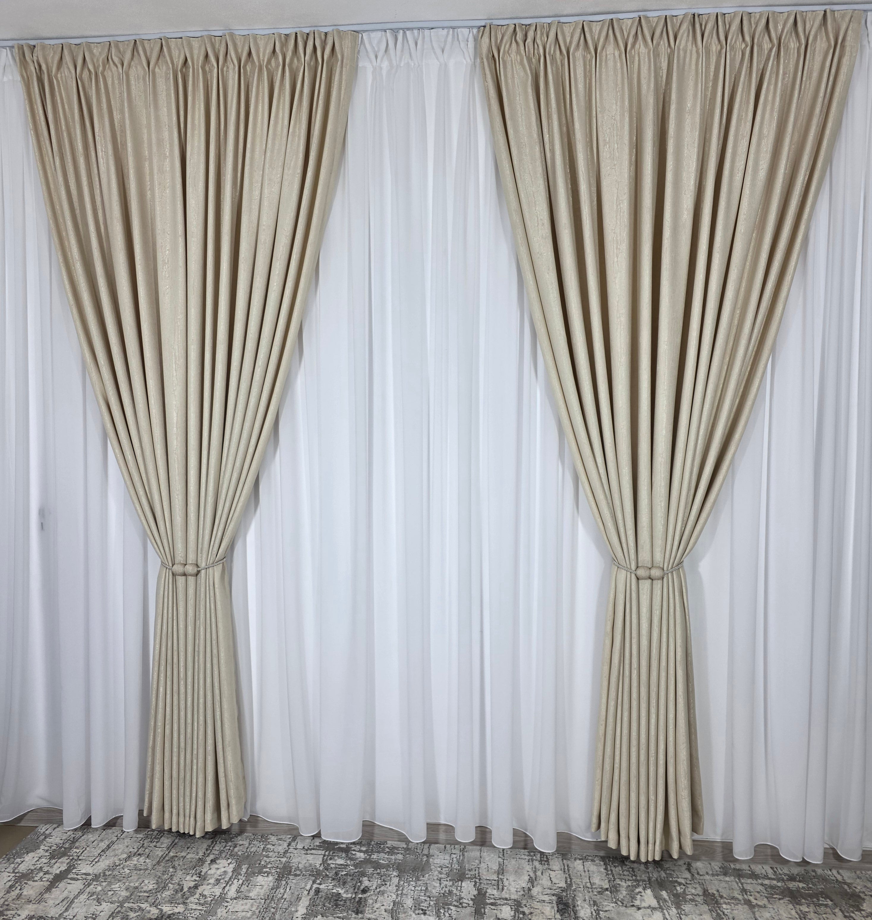 Colectia Lucy: perdea alba simpla voal si draperie crem cu model de vopsea decorativa