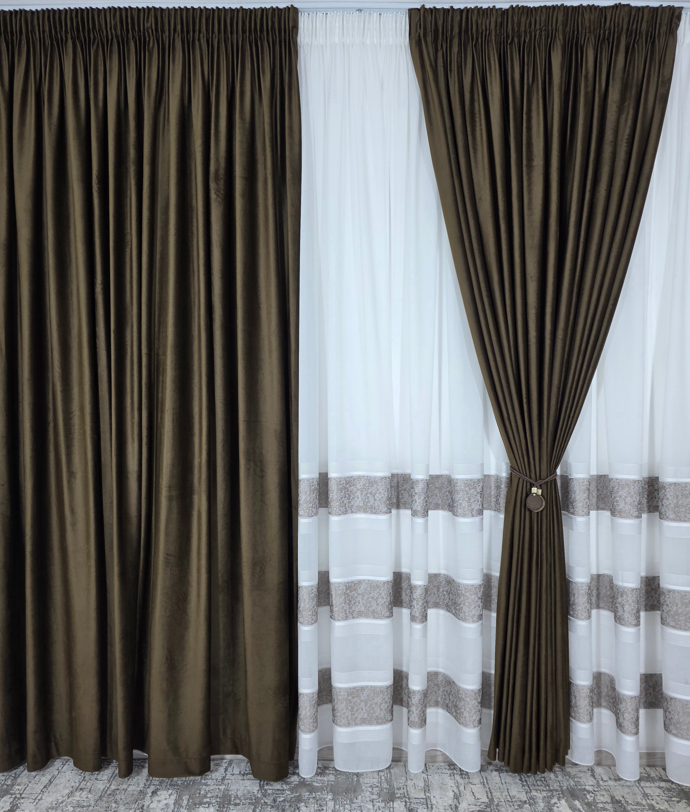 Set Rafaela: perdea din in cristal cu benzi capucino si draperie catifea maro blackout 90%