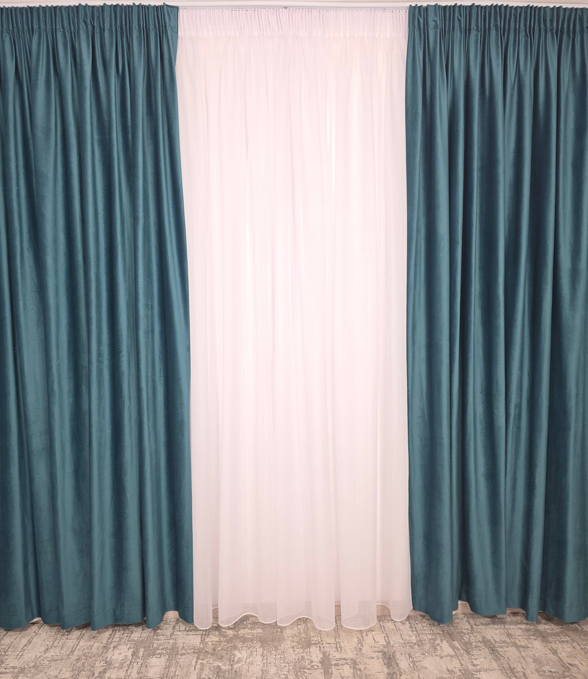 Set Cornelia: Perdea Sable Alba cu Textura Plina si Draperie din Catifea Verde Turcoaz – Potrivit cu Pat sau Canapea Verde Turcoaz, Crem ori Gri, Pereti Albi si Mobilier Alb, Crem sau Gri – Confectionat pe Comanda