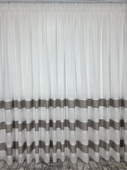 Set Rafaela – Perdea din In Cristal cu Benzi Capucino si Draperie Catifea Maro – ideal pentru livinguri cu canapele crem, bej sau cappuccino si mobilier maro sau lemn natur, confectionat pe comanda