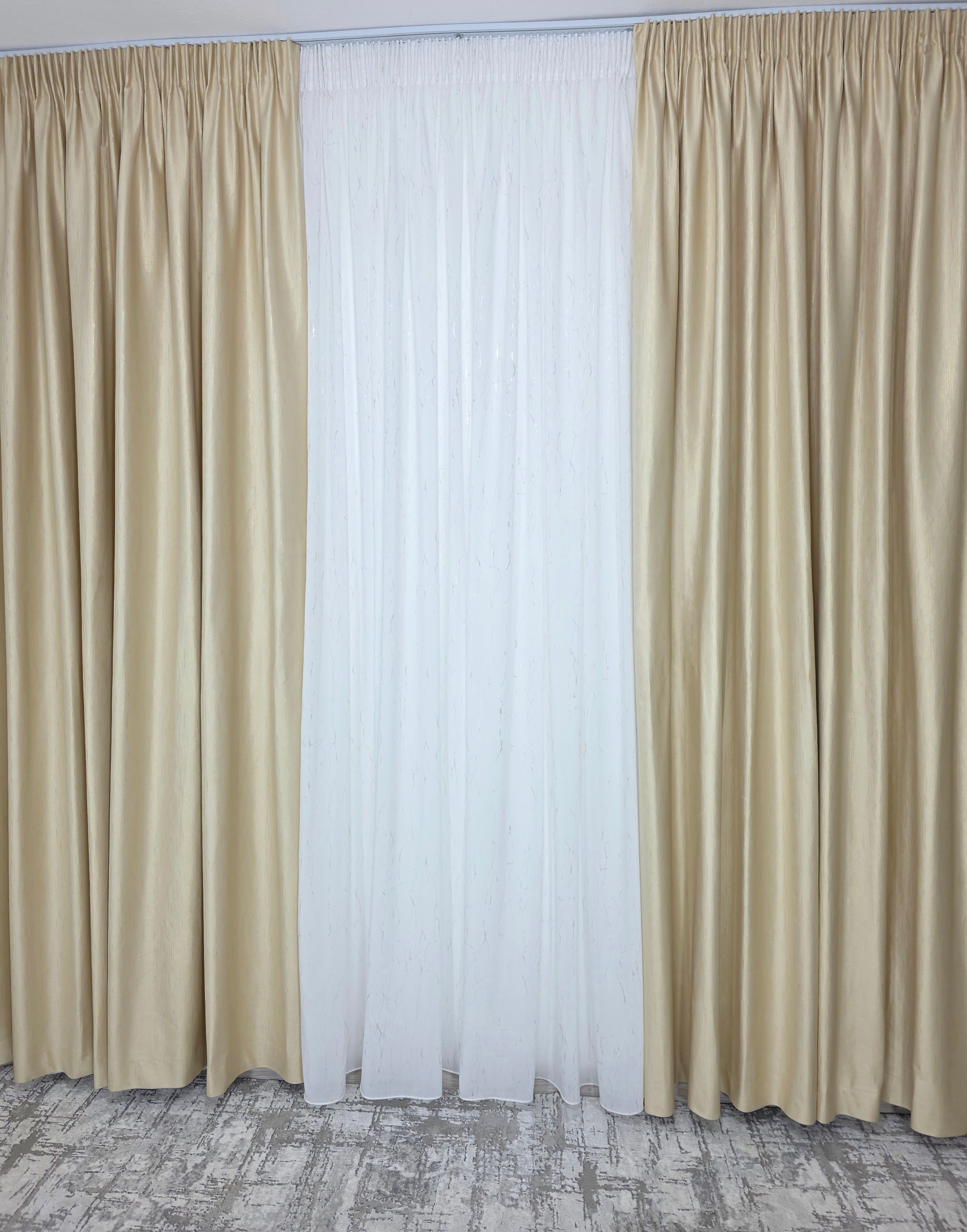 Colectia Valencia: Perdea Alba Din Matase Cu Insertii Aurii Varianta 1 Si Draperie Rolex Catifea Crem Auriu Cu Sclipici Auriu
