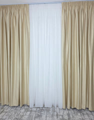 Colectia Valencia – Perdea Alba din Matase cu Insertii Aurii Varianta 1 si Draperie Rolex din Catifea Crem Auriu cu Sclipici Auriu – Set elegant pentru living si dormitor in nuante alb, crem, bej si auriu, confectionat pe comanda
