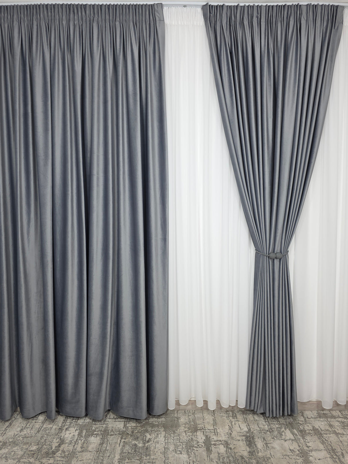 Set pentru Living si Dormitor in nuante de Gri si Alb-Model Cenusa Perdea Voal Alb Simplu si Draperie Catifea Gri Mediu -Confectionat la Comanda Casablanca Magazin
