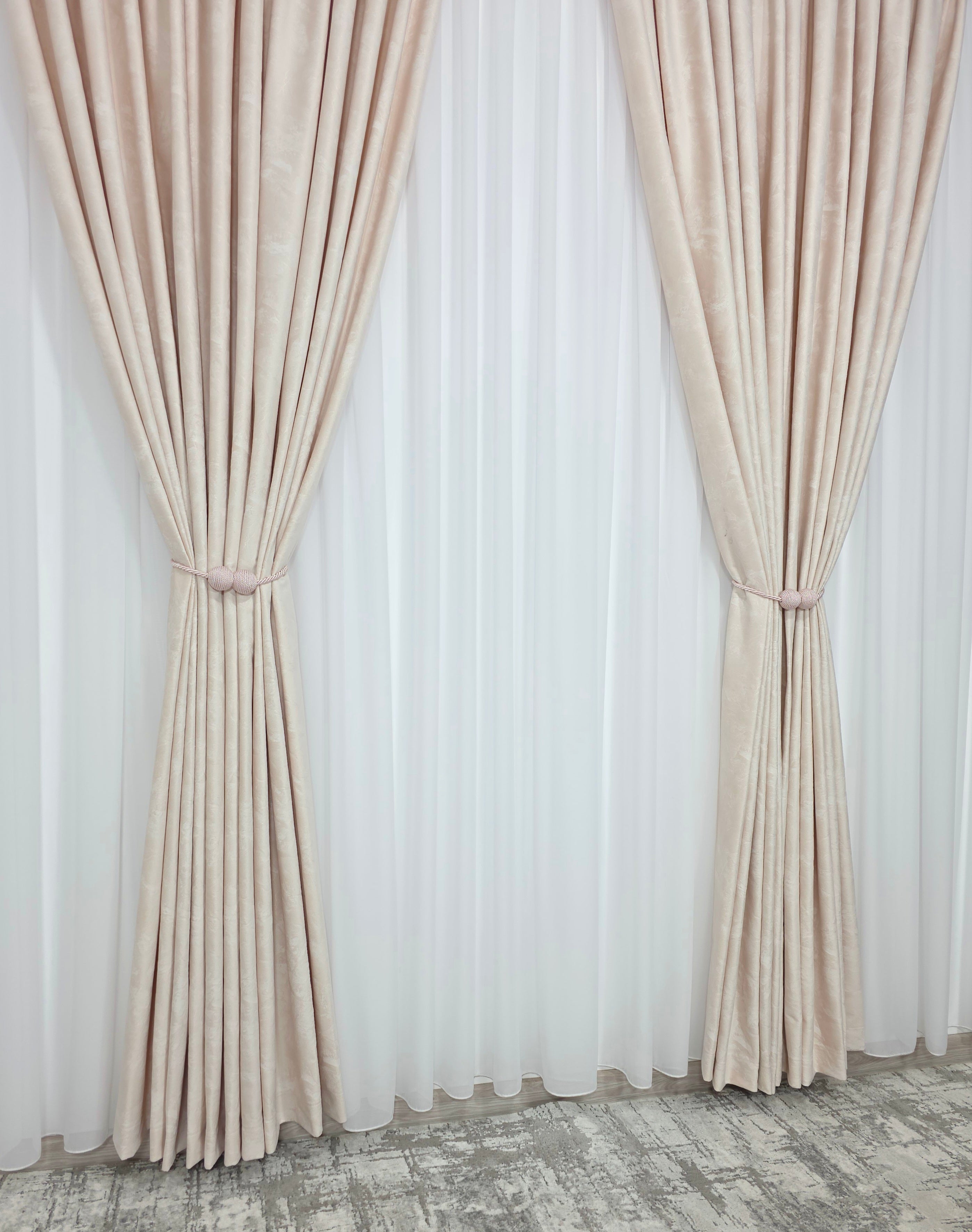 Colectia Santorini: Perdea alba cu sclipici și Draperie Catifea piersicuta tip vopsea pensulata cu insertii aurii