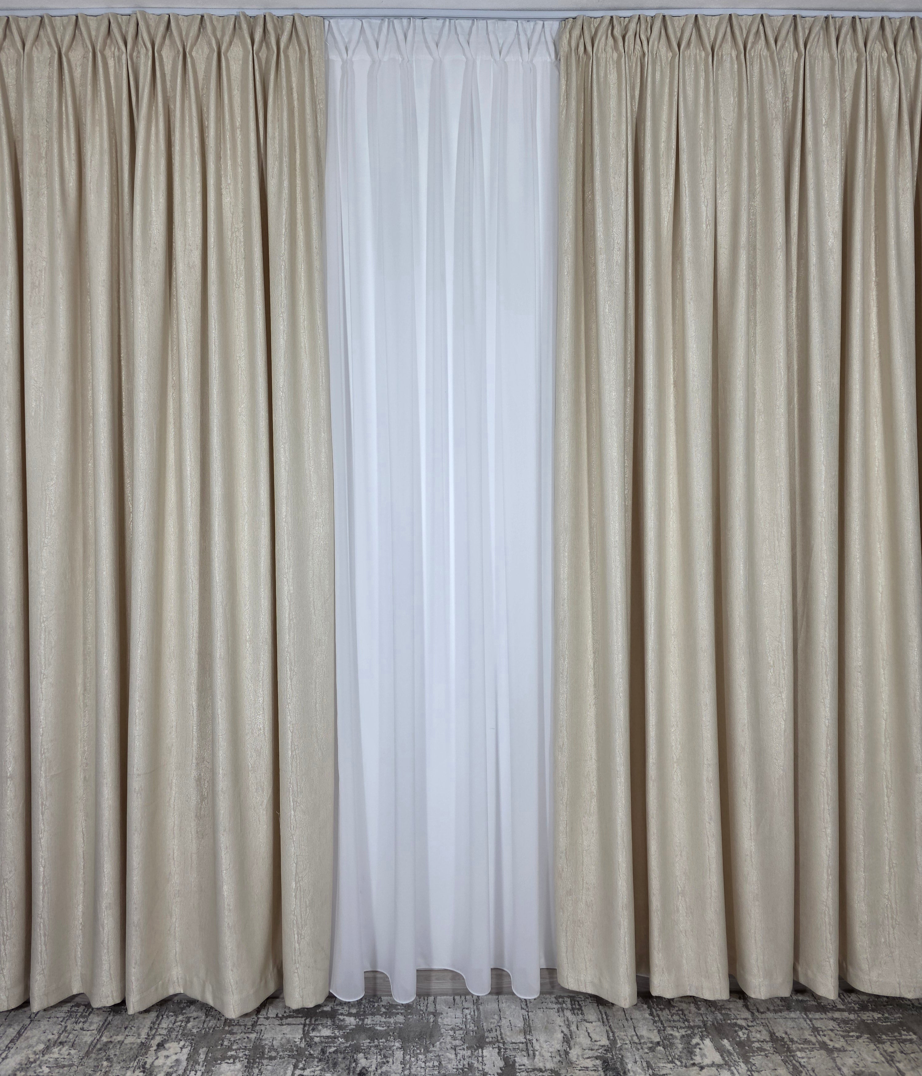 Colectia Lucy: perdea alba simpla voal si draperie crem cu model de vopsea decorativa
