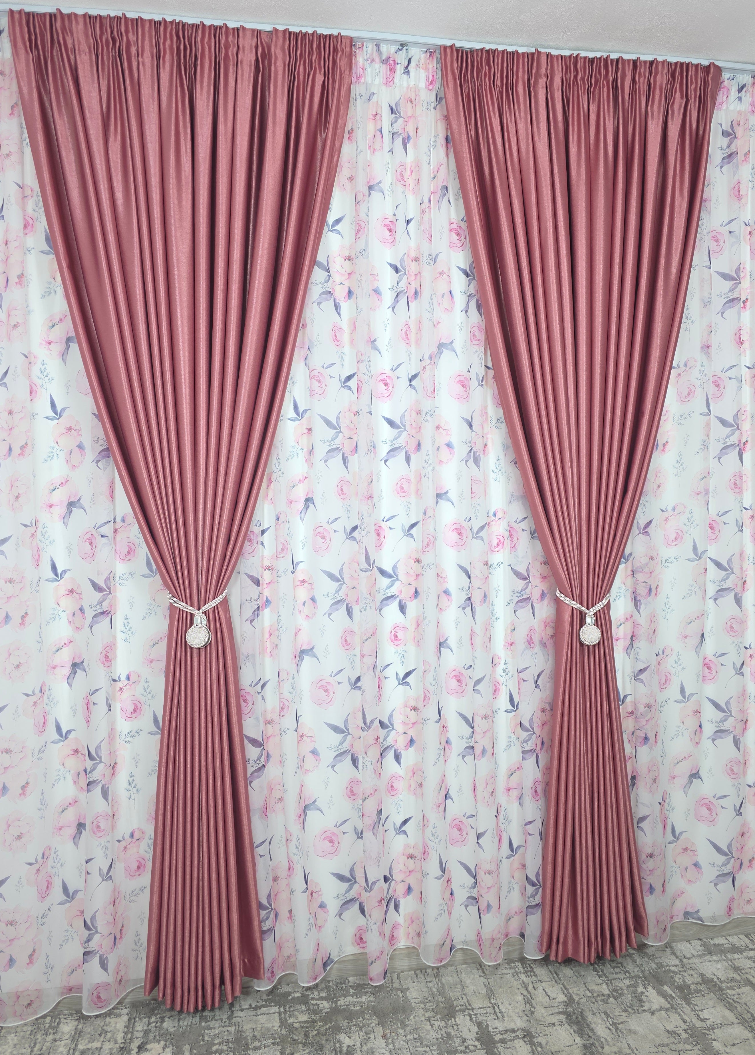 Set Gradina Reginei: Perdea Din Voal Cu Model Floral Si Draperie Soft Roz Semi-Opaca