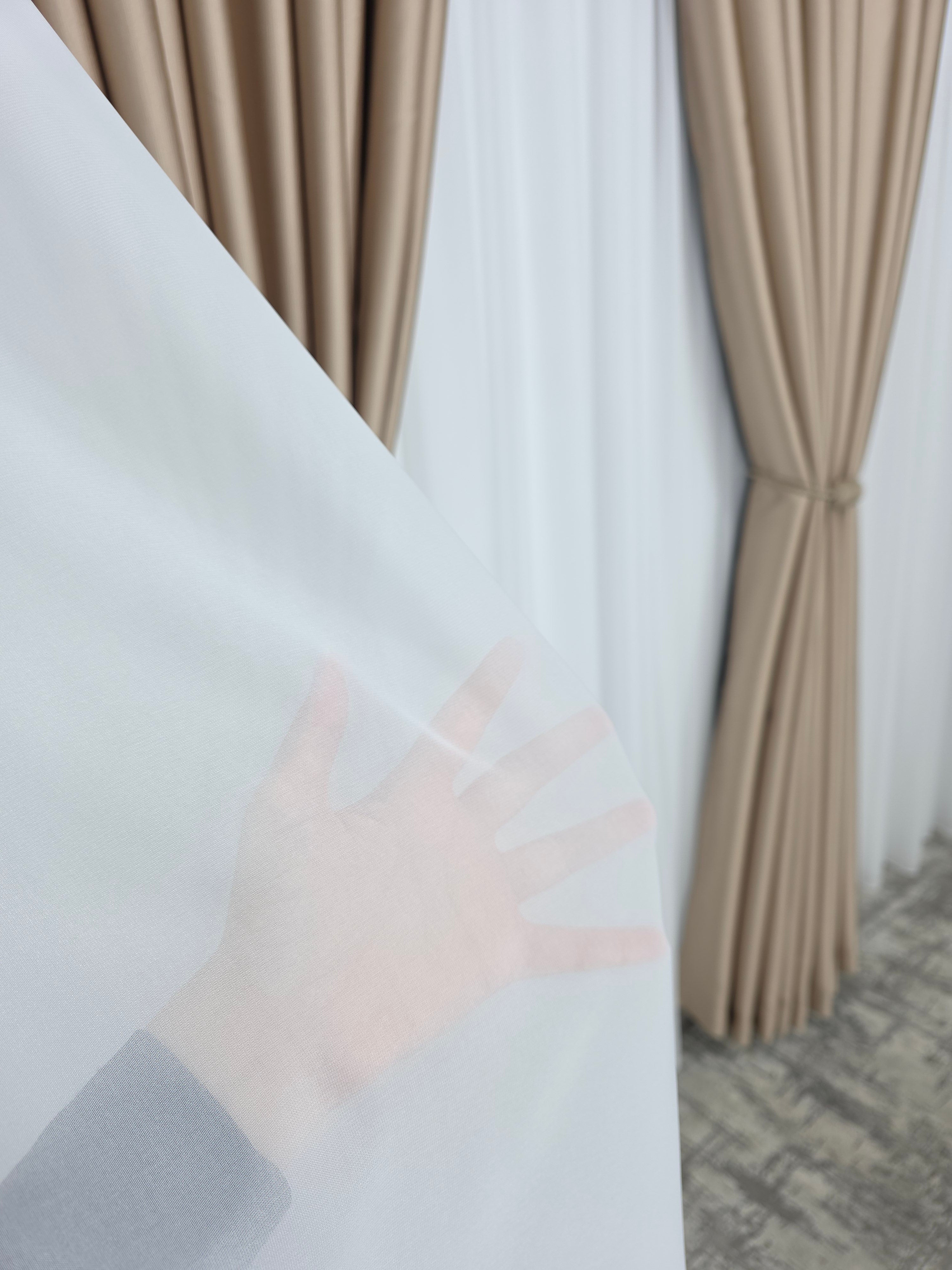 Colectia Noapte-Zi: Perdea voal alb premium si Draperie Paris blackout 100% opaca pe culoarea capucino
