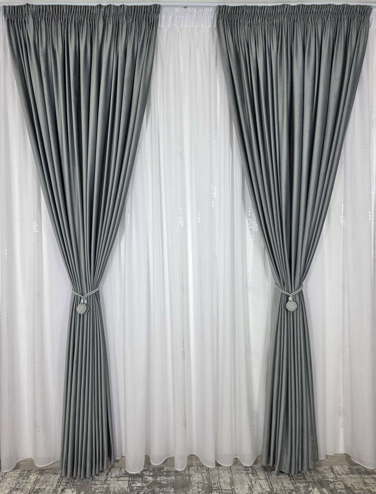 Set Mirabela: perdea alba din in cristal cu forme geometrice si draperie catifea gri deschis