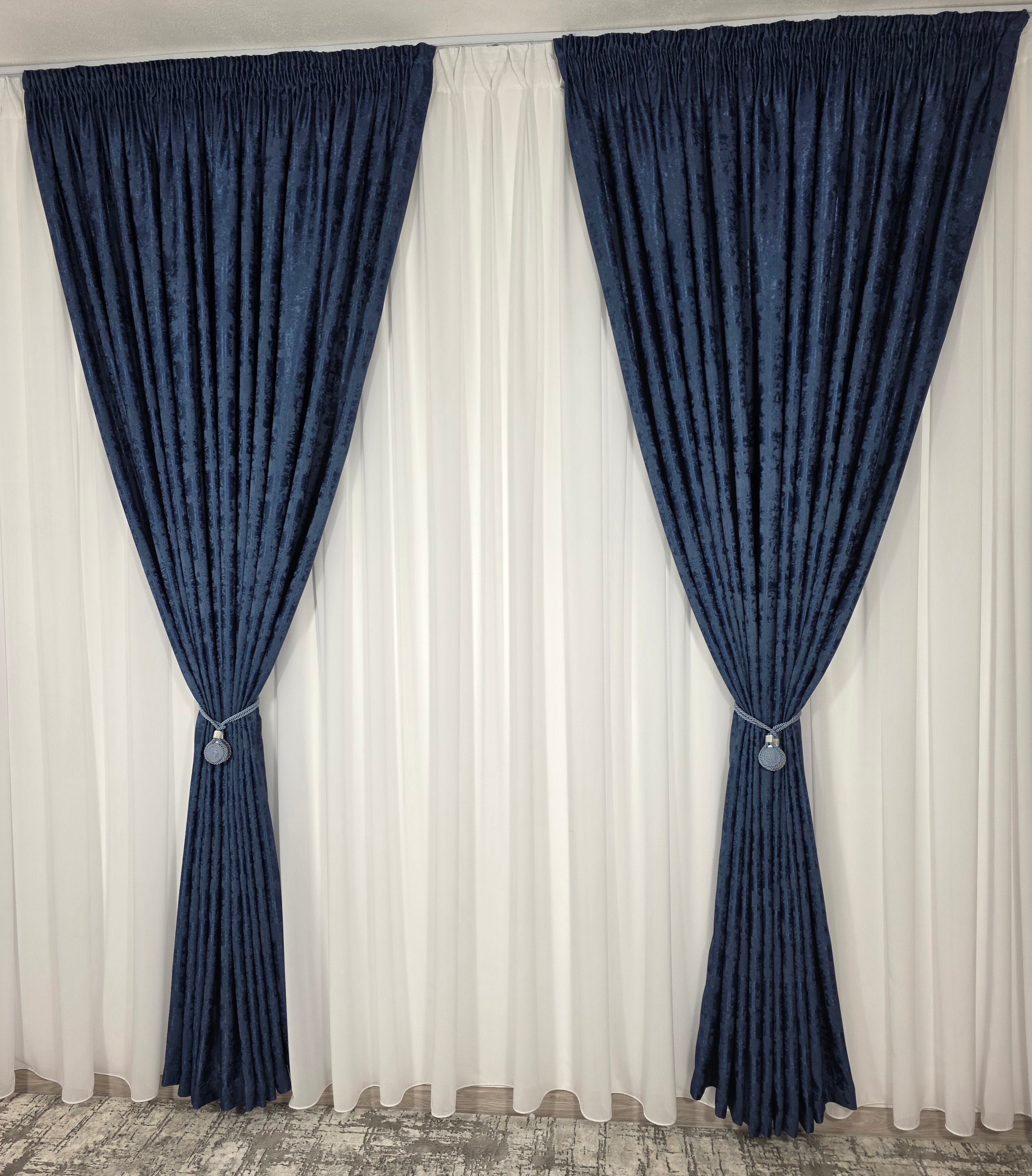 Colectia Decorativa: Perdea Ivoire Simpla si Draperie Tip Vopsea-Albastru Inchis