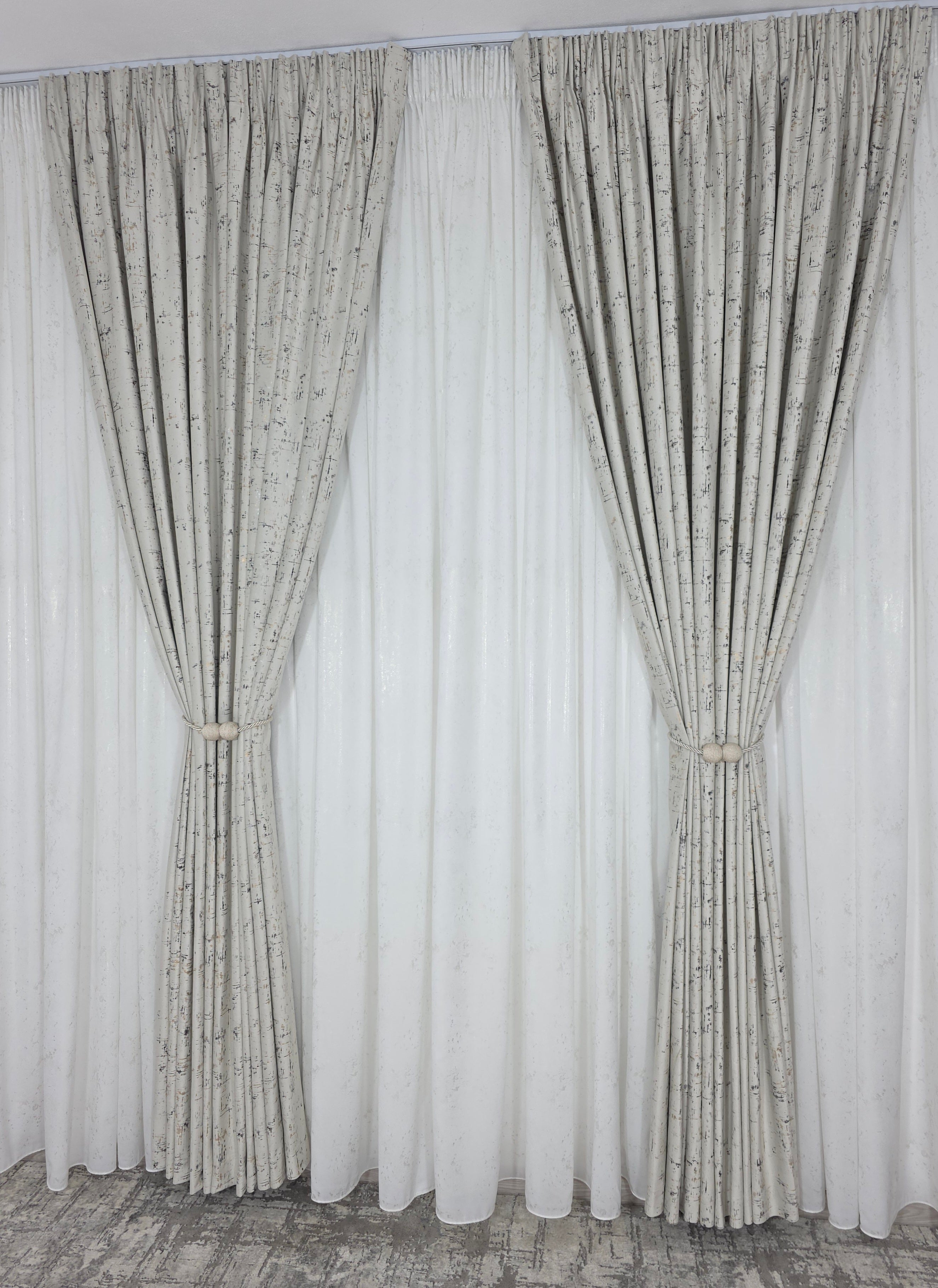 Colectia Royal: Perdea Alba Din Matase Cu Insertii Aurii Varianta 2 Si Draperie Catifea Crem Cu Insertii