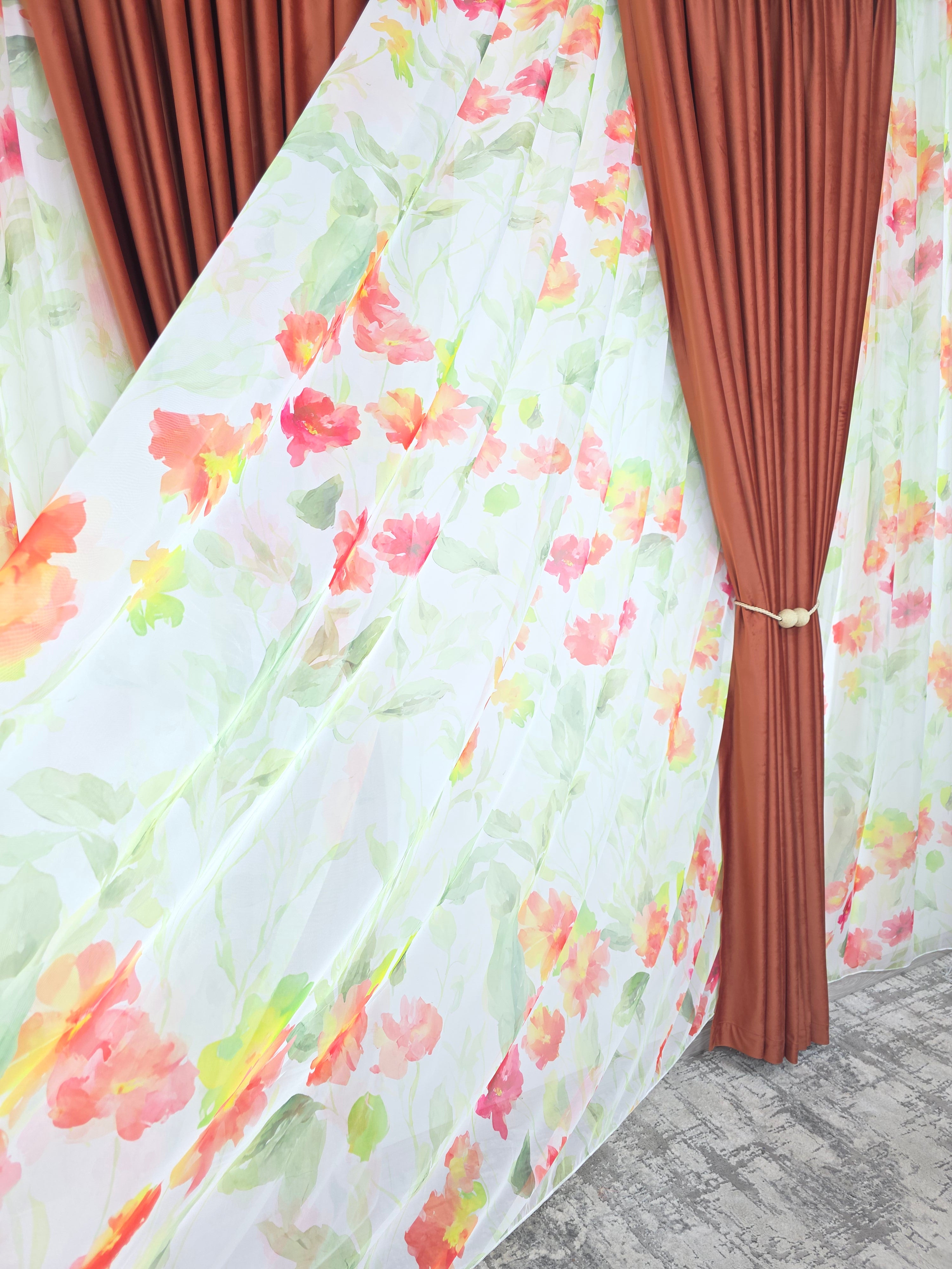 Set Petale in Cupru: Perdea Din Voal Cu Model Floral Si Draperie Catifea Caramiziu