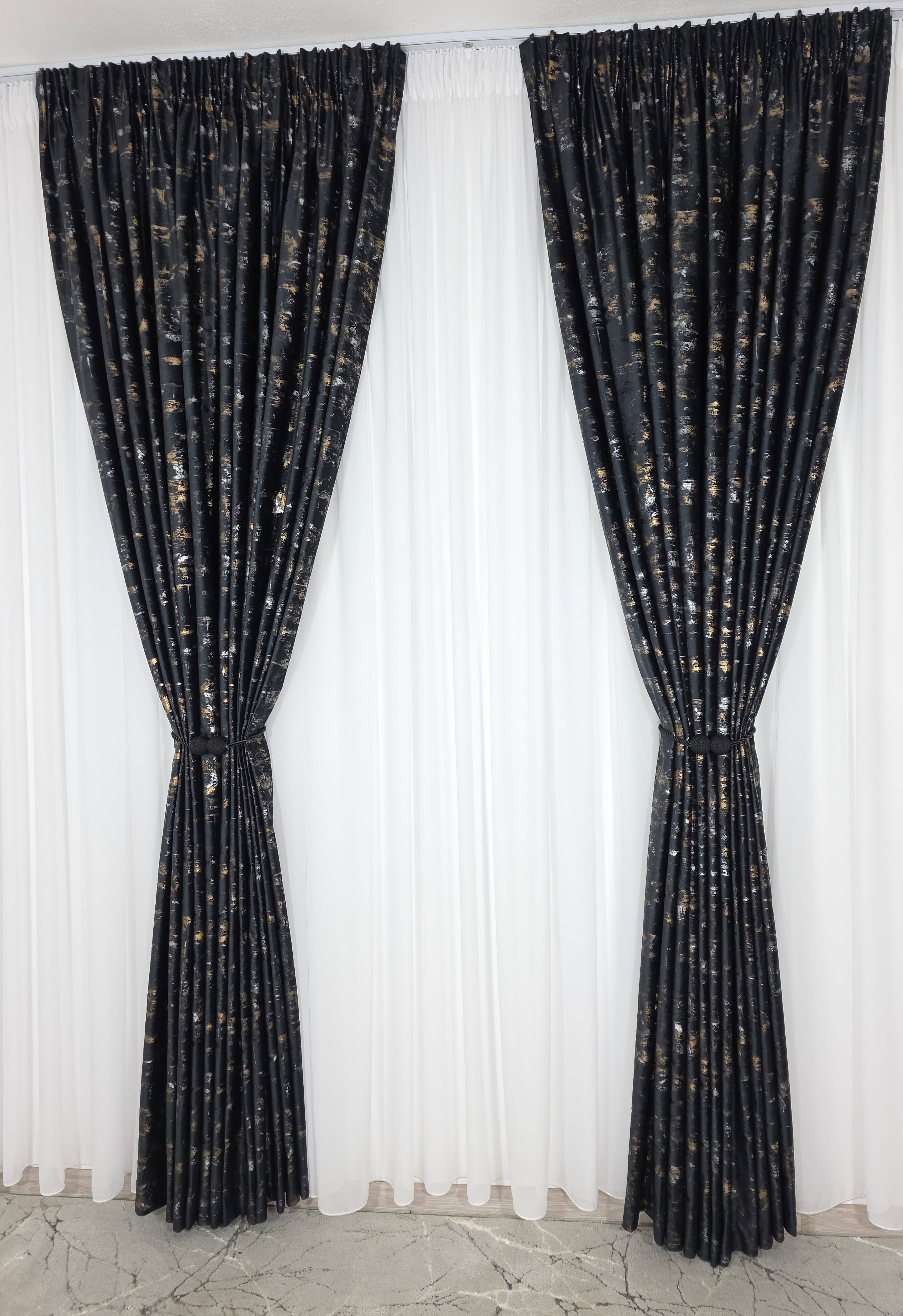 Colectia Elegance: Perdea Voal Premium Si Draperie Catifea Neagra Cu Insertii model Golden