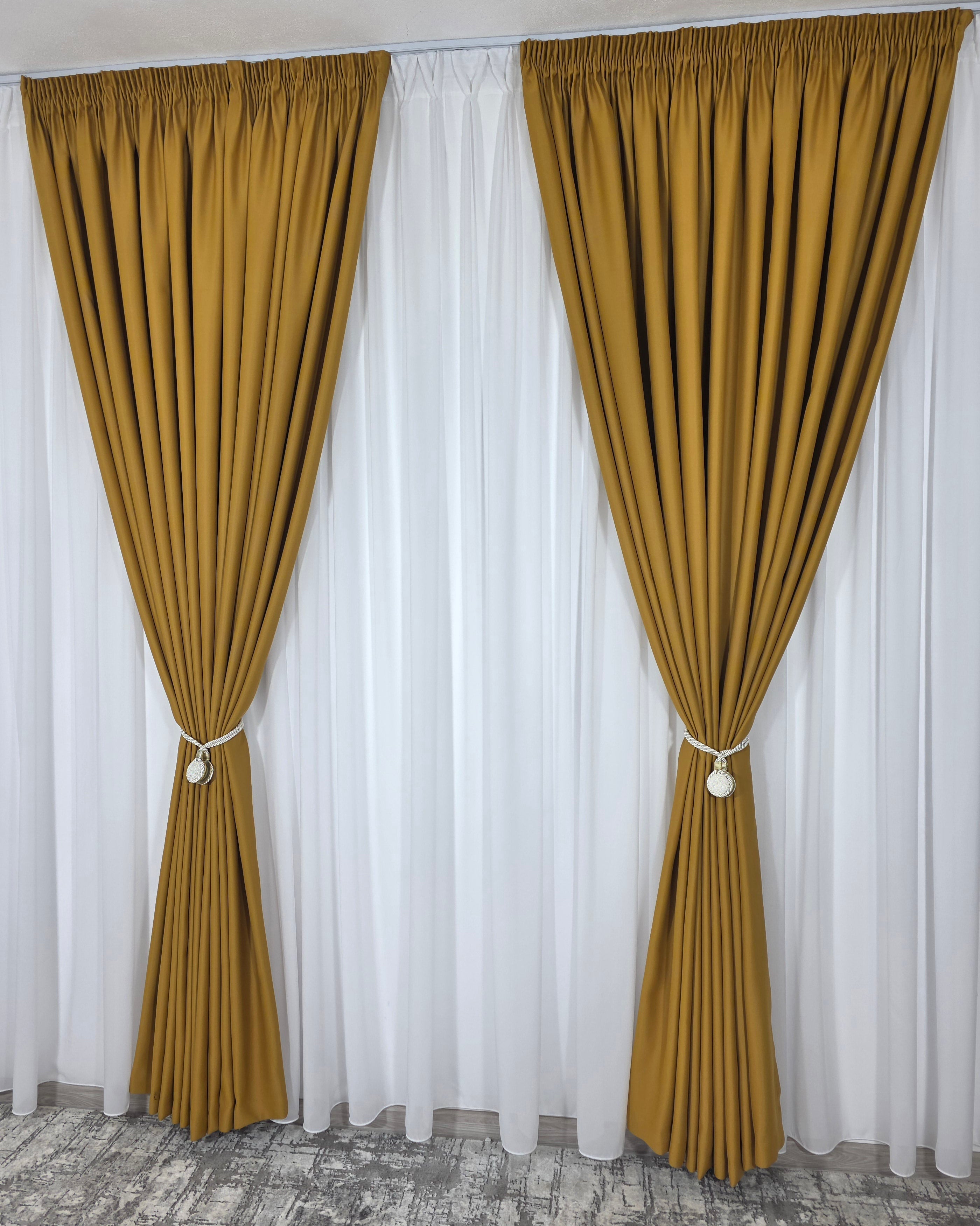 Colectia Blackout: Perdea Matase Alba Si Draperie Galben Mustar Blackout 90%