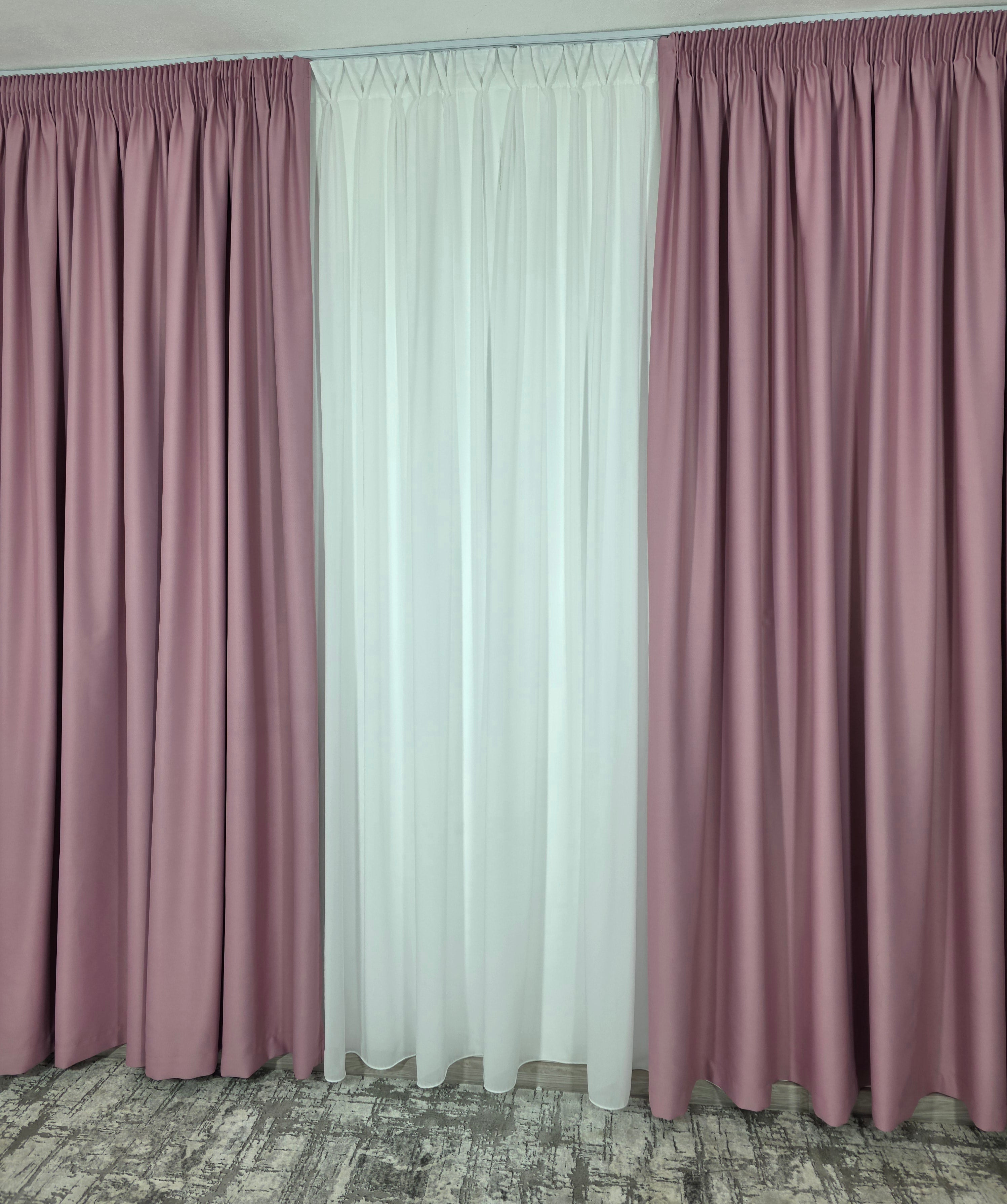 Colectia Blackout: Perdea Matase Alba Si Draperie Roz Blackout 80%