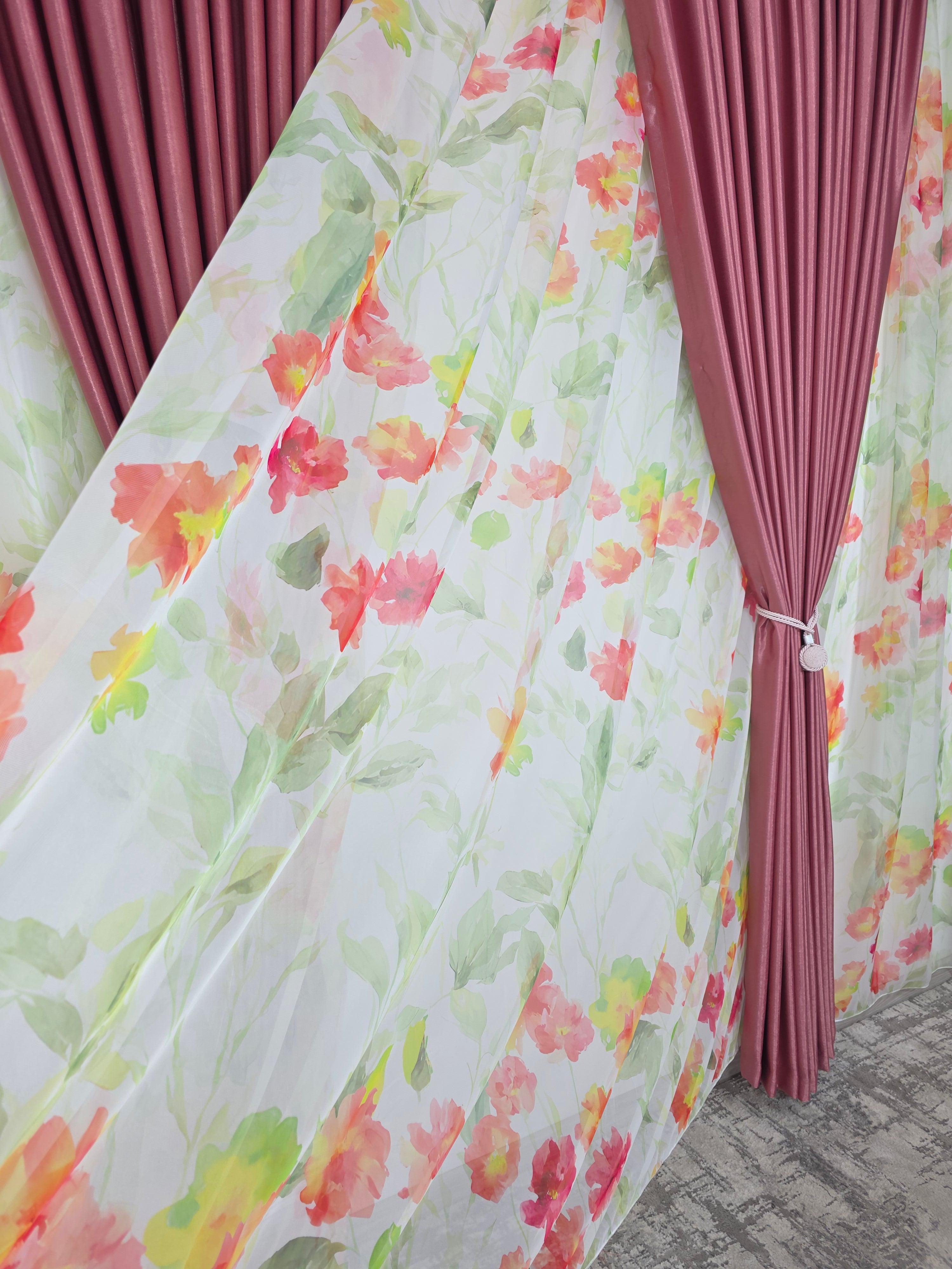 Set Petal Roz: Perdea Din Voal Cu Model Floral Si Draperie Soft Roz Semi-Opaca