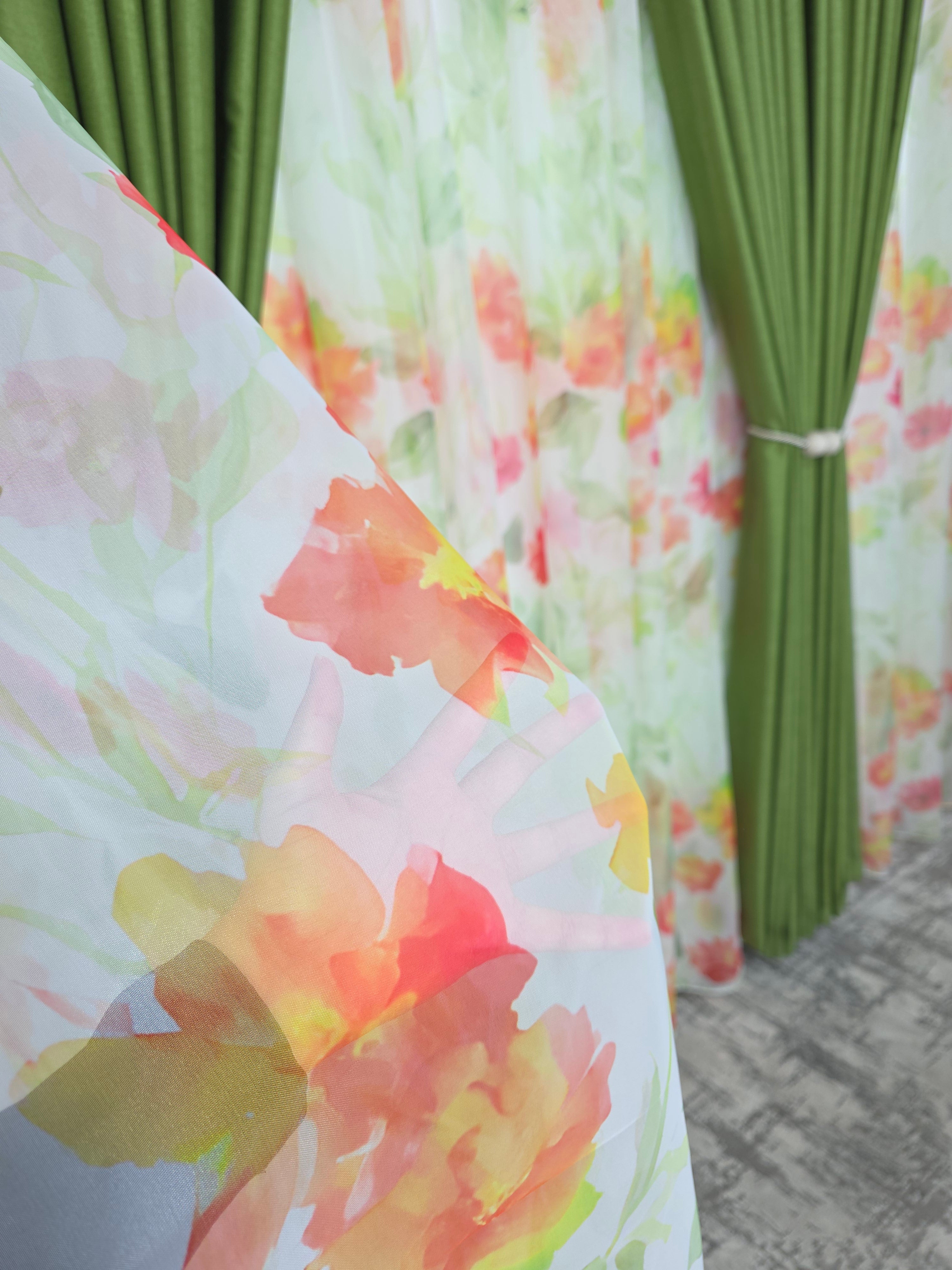 Set Primăvară în Verde: Perdea Din Voal Cu Model Floral Si Draperie Soft Verde Olive Semi-Opaca